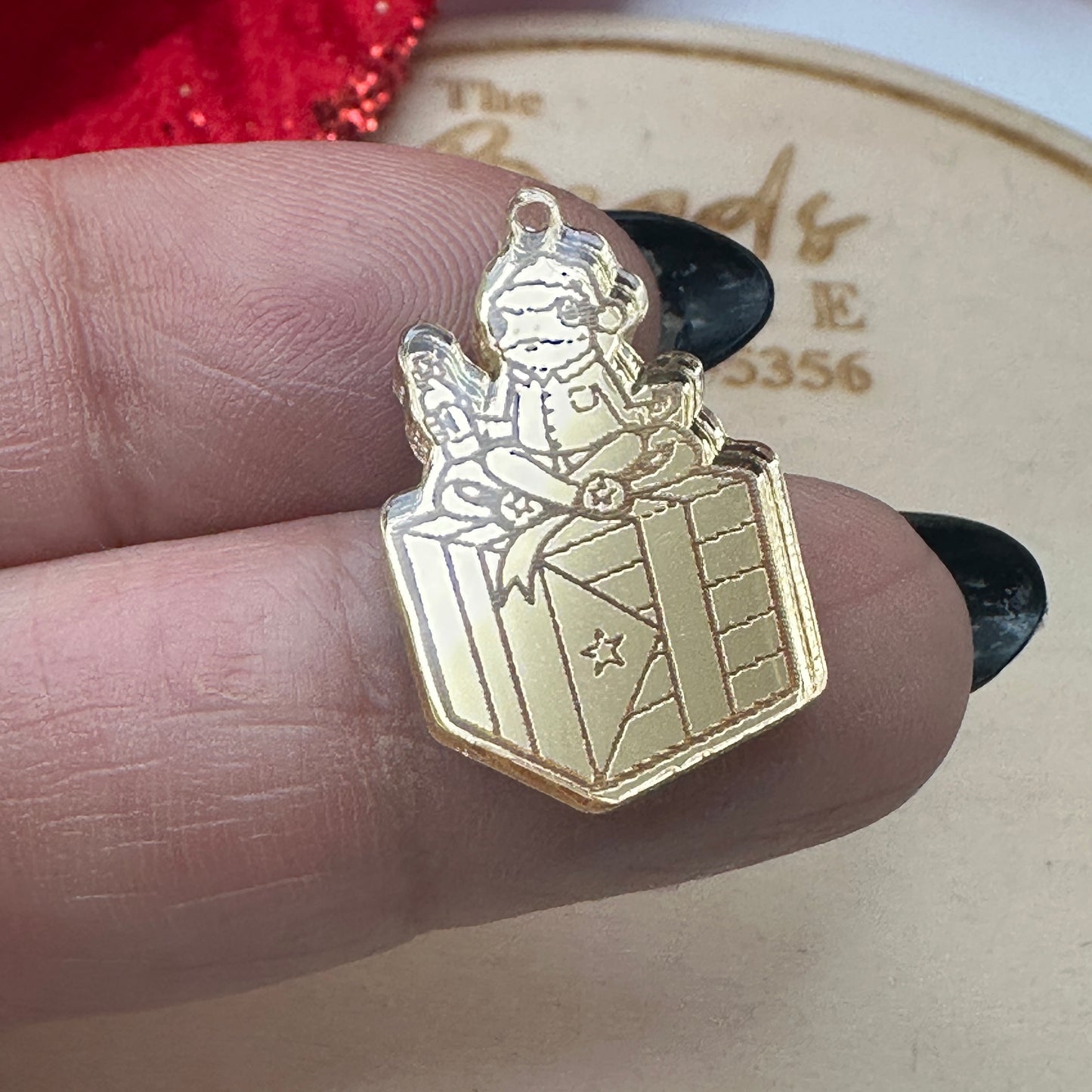 Charm de Concho sobre Caja de Regalo con Bandera
