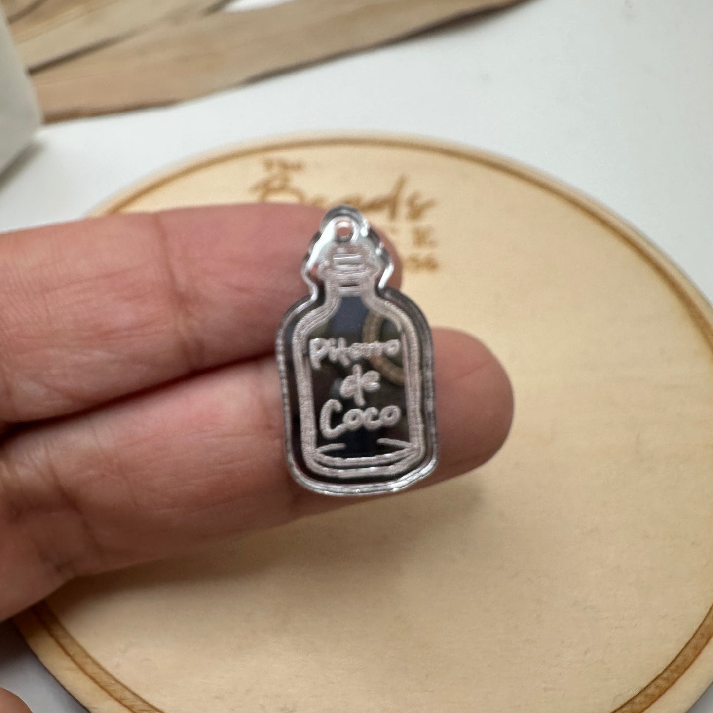 Charm Pitorro de Coco en Acrílico Plata