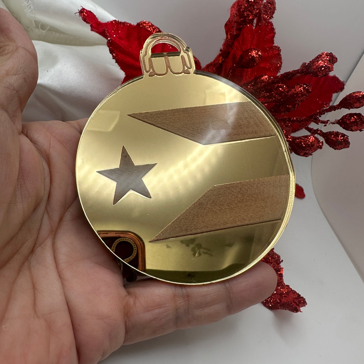 Adorno Navideño en forma de Esfera con Bandera de Puerto Rico en Acrílico espejo Dorado
