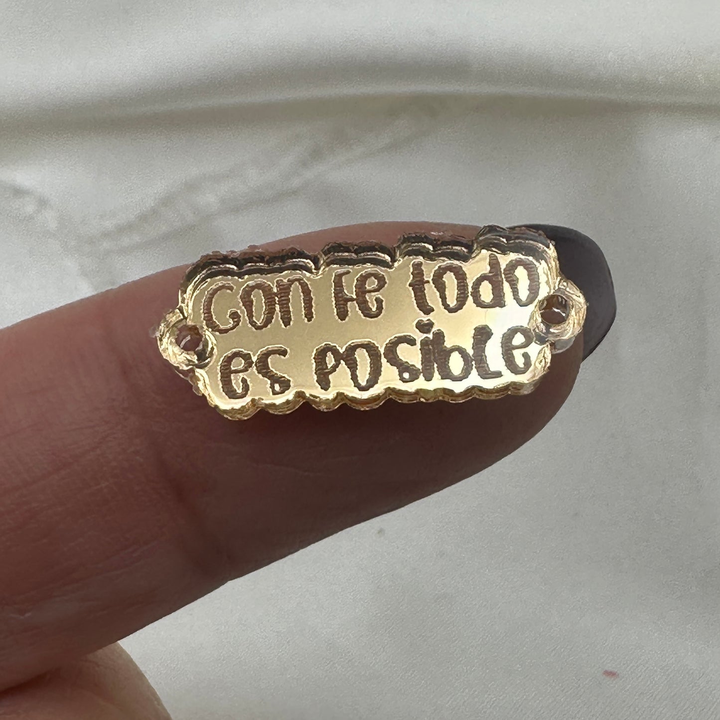 Frase conector en Acrilico “Con fe todo es posible”
