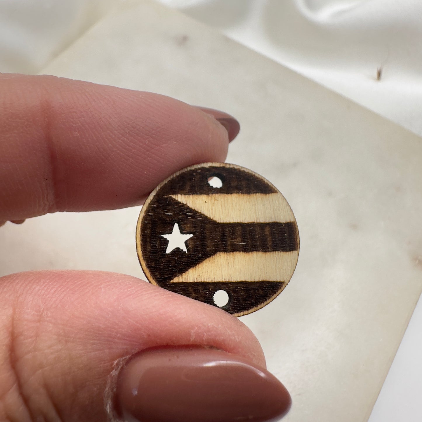 Conector con Bandera de PR en Madera