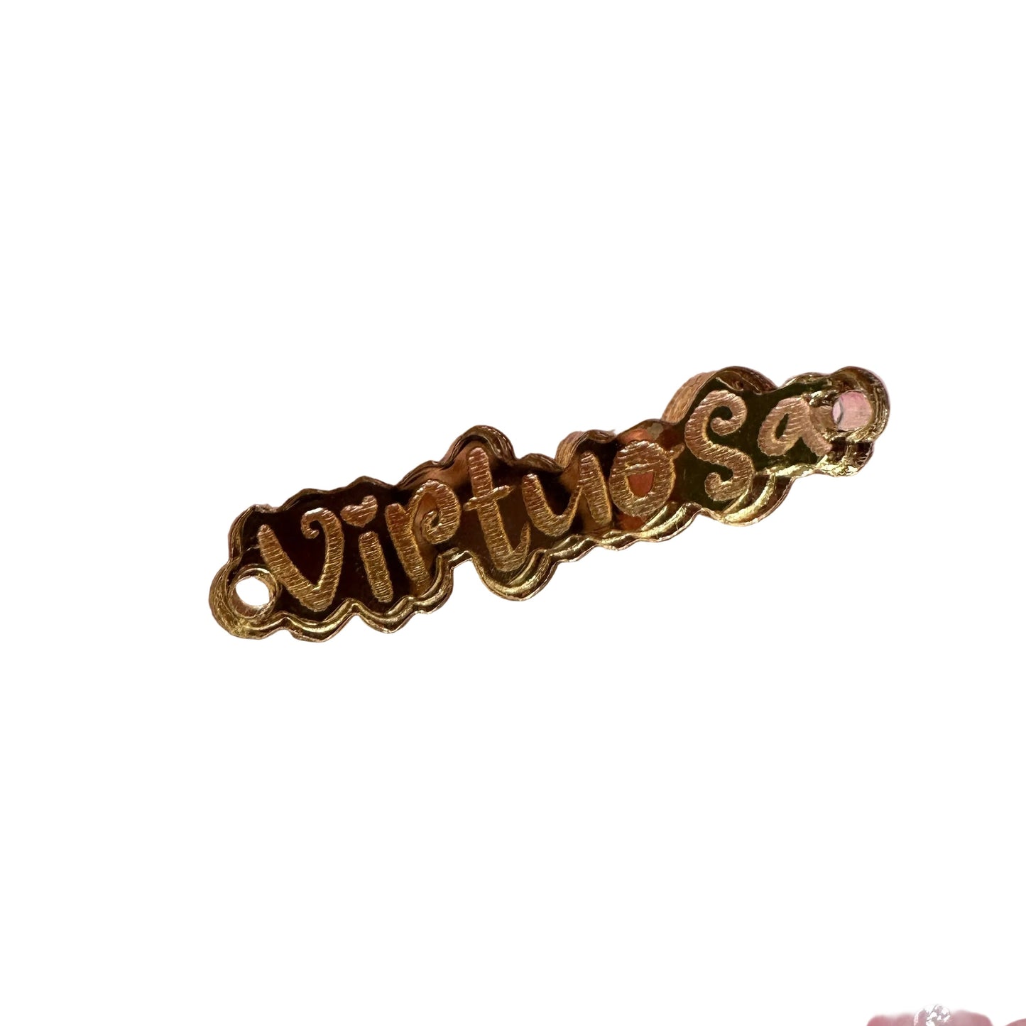 Frase “Virtuosa” en Acrílico Dorado conector