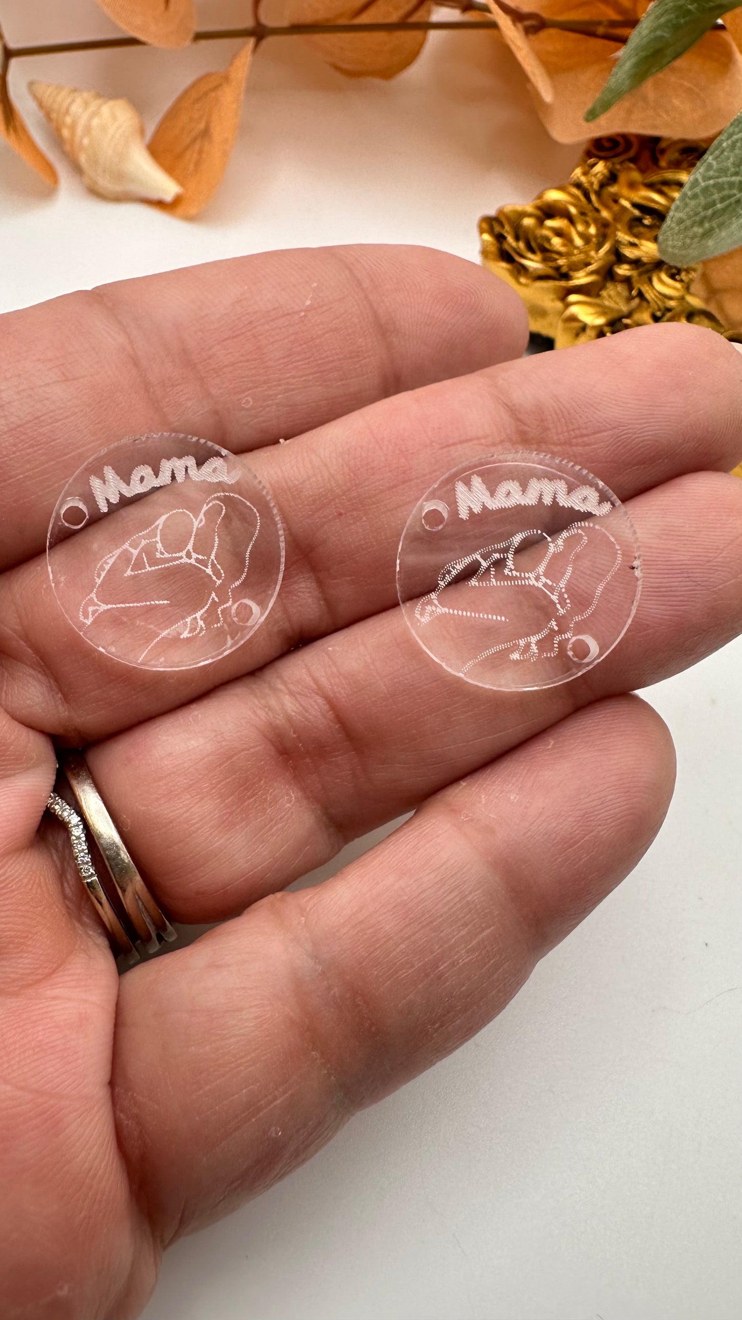 Conector en Acrilico con frase y Figura Mamá