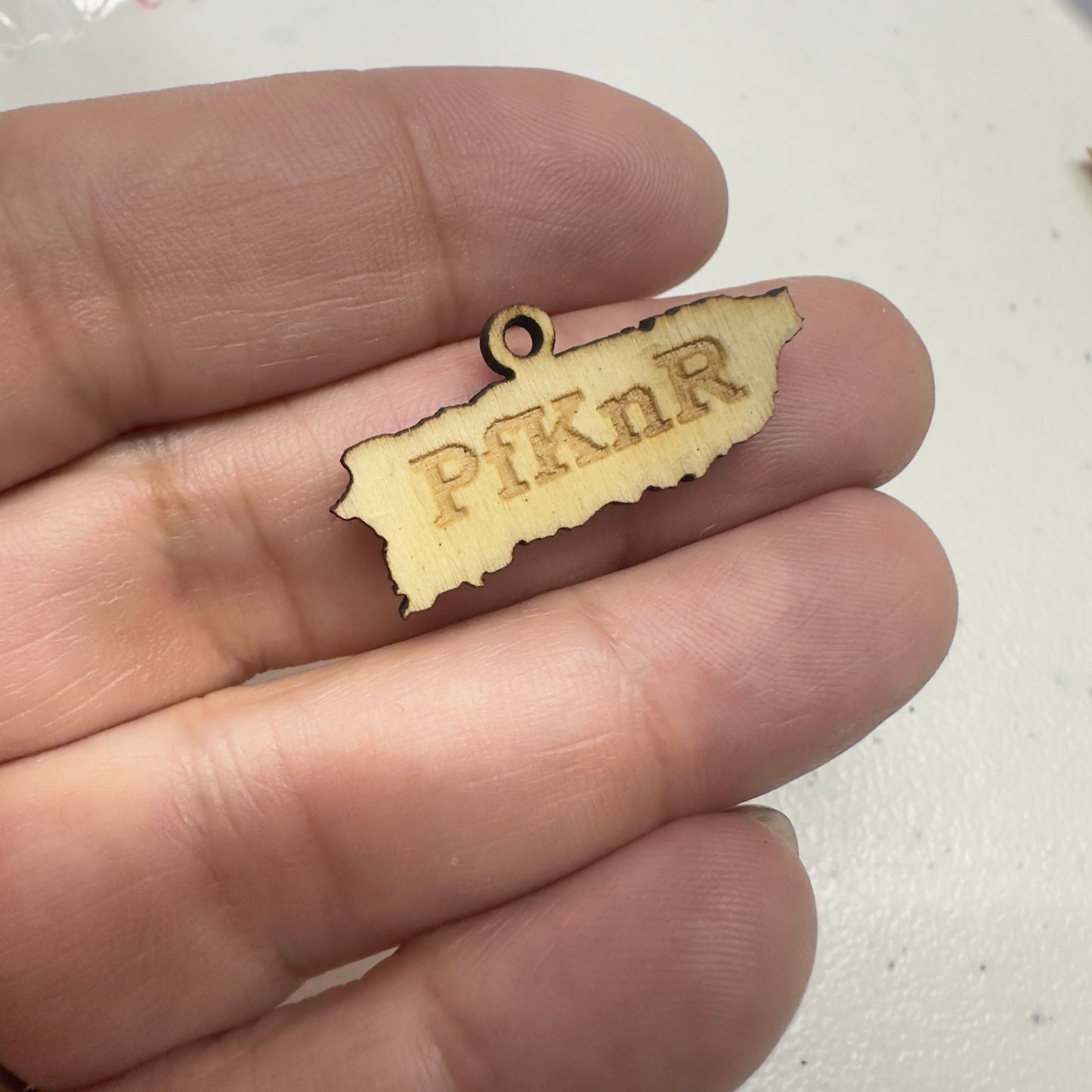 Mapa de Puerto Rico en Madera Pendant con PfKnR Grabado