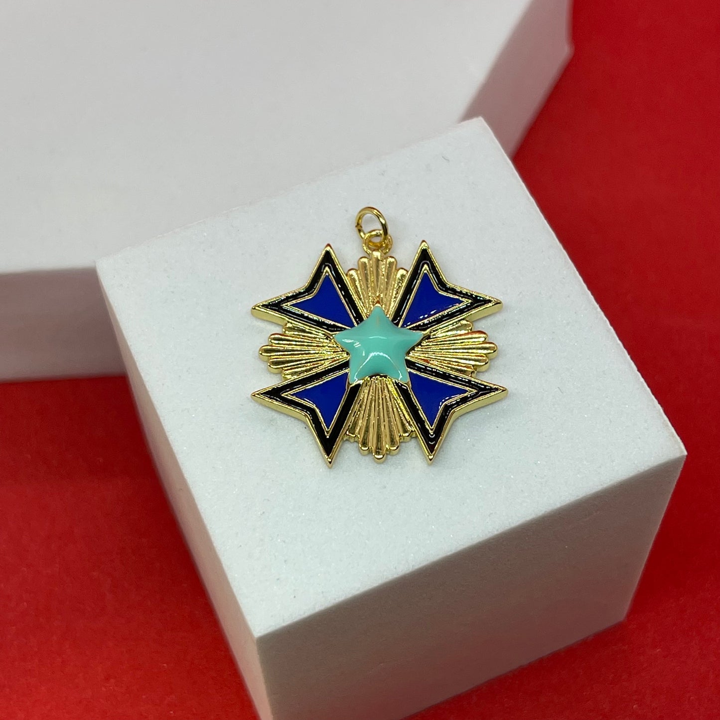 Material: Gold Plated Dimensión: 1 pulgada Color: dorado con azul turquesa negro y azul cobalto SKU: 106188 Cantidad: 1 piezas por paquete El color puede ser diferente al de la imagen debido a los diferentes dispositivos de visualización y la alteración de la imagen. Este material es duradero. Para prolongar su longevidad, evite exponerlo al agua, lociones, perfumes o cualquier otro producto químico. —————— The color may be different from the image due to different display devices and image alter