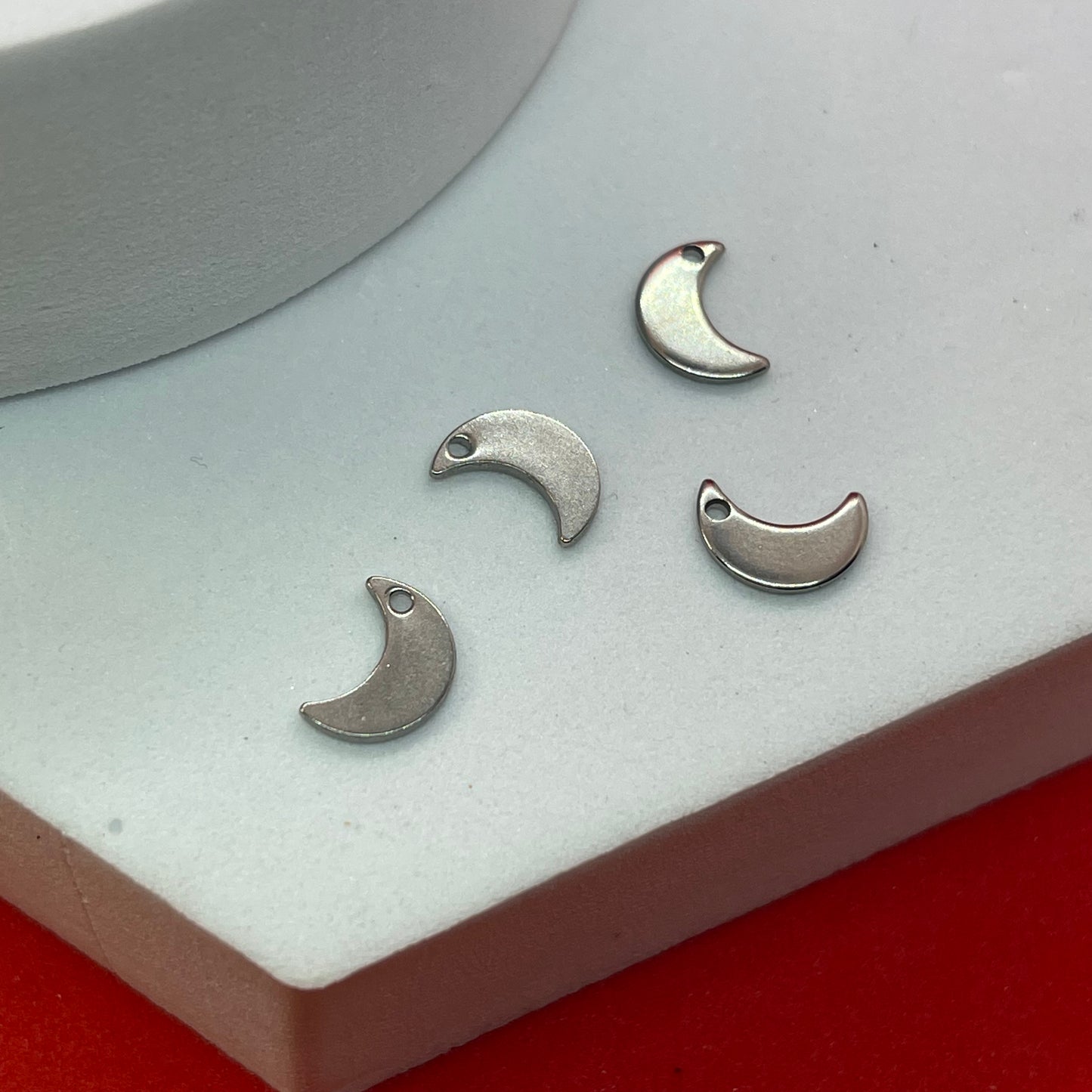 Material: Stainless Steel Dimensión: 10x7x1mm Color: Plata SKU: 106072 Cantidad: 4 piezas por paquete El color puede ser diferente al de la imagen debido a los diferentes dispositivos de visualización y la alteración de la imagen. Este material es duradero. Para prolongar su longevidad, evite exponerlo al agua, lociones, perfumes o cualquier otro producto químico. —————— The color may be different from the image due to different display devices and image alteration. This material is durable.