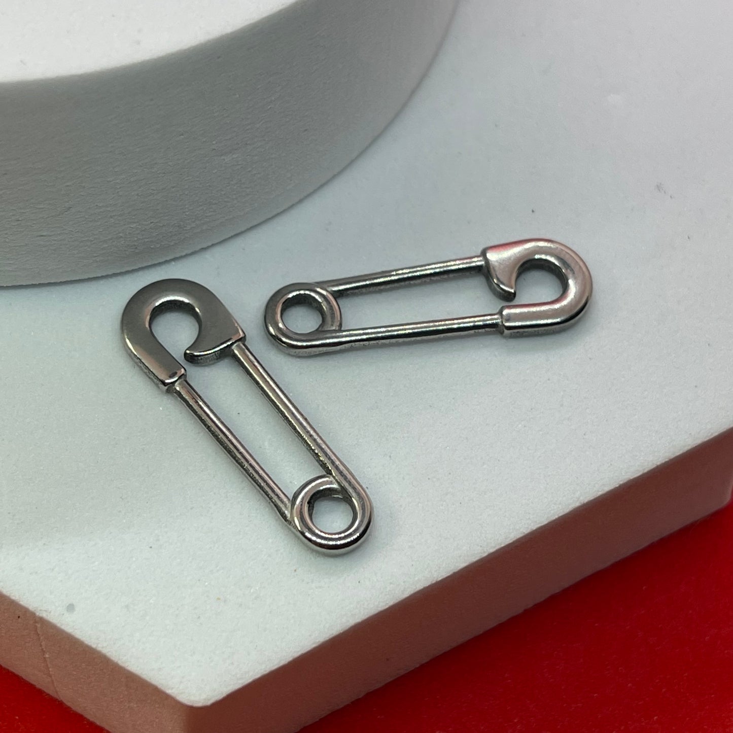 Material: Stainless Steel Dimensión: 31.5x9.5x2m Color: Plata SKU: 105498 Cantidad: 2 piezas por paquete El color puede ser diferente al de la imagen debido a los diferentes dispositivos de visualización y la alteración de la imagen. Este material es duradero. Para prolongar su longevidad, evite exponerlo al agua, lociones, perfumes o cualquier otro producto químico. —————— The color may be different from the image due to different display devices and image alteration. This material is durab