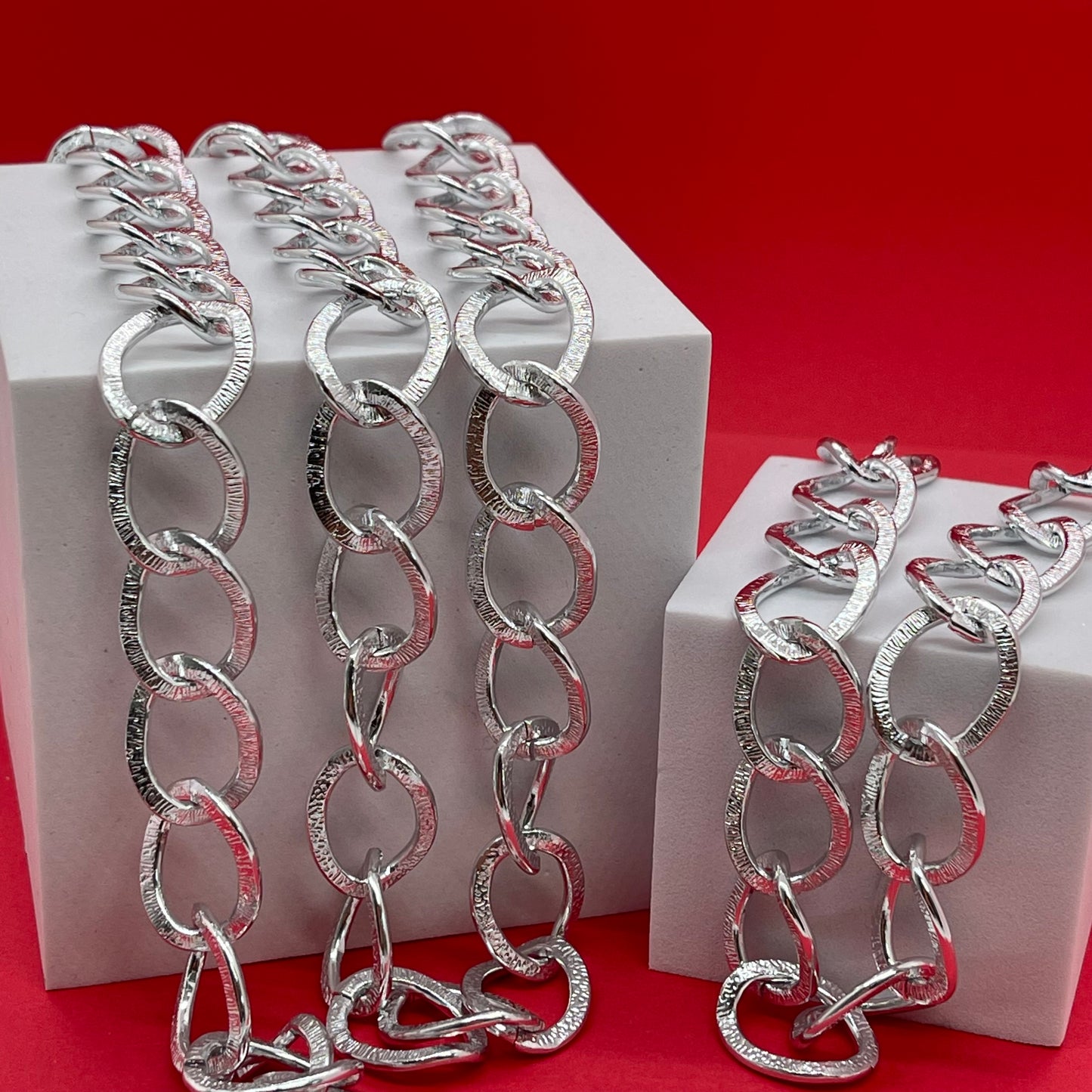 Cadena en aluminio color plata con textura. Material: Aluminio Dimensión: .5inc por eslabon Color: plata Cantidad: 9 yardas SKU:105520 El color puede ser diferente al de la imagen debido a los diferentes dispositivos de visualización y la alteración de la imagen. Este material es duradero. Para prolongar su longevidad, evite exponerlo al agua, lociones, perfumes o cualquier otro producto químico. —————— The color may be different from the image due to different display devices and image alteratio