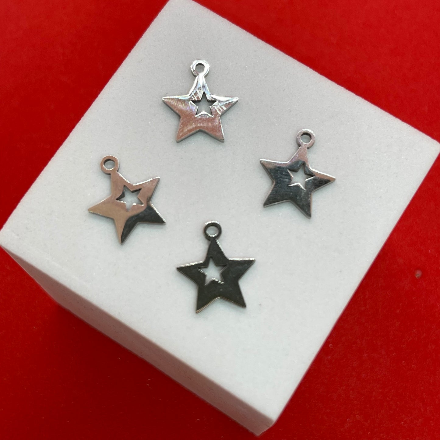 Material: stainless steel Dimensión: 100423 Color: plata SKU: 100423 Cantidad: 1 pieza por paquete El color puede ser diferente al de la imagen debido a los diferentes dispositivos de visualización y la alteración de la imagen. Este material es duradero. Para prolongar su longevidad, evite exponerlo al agua, lociones, perfumes o cualquier otro producto químico. —————— The color may be different from the image due to different display devices and image alteration. This material is durable. To