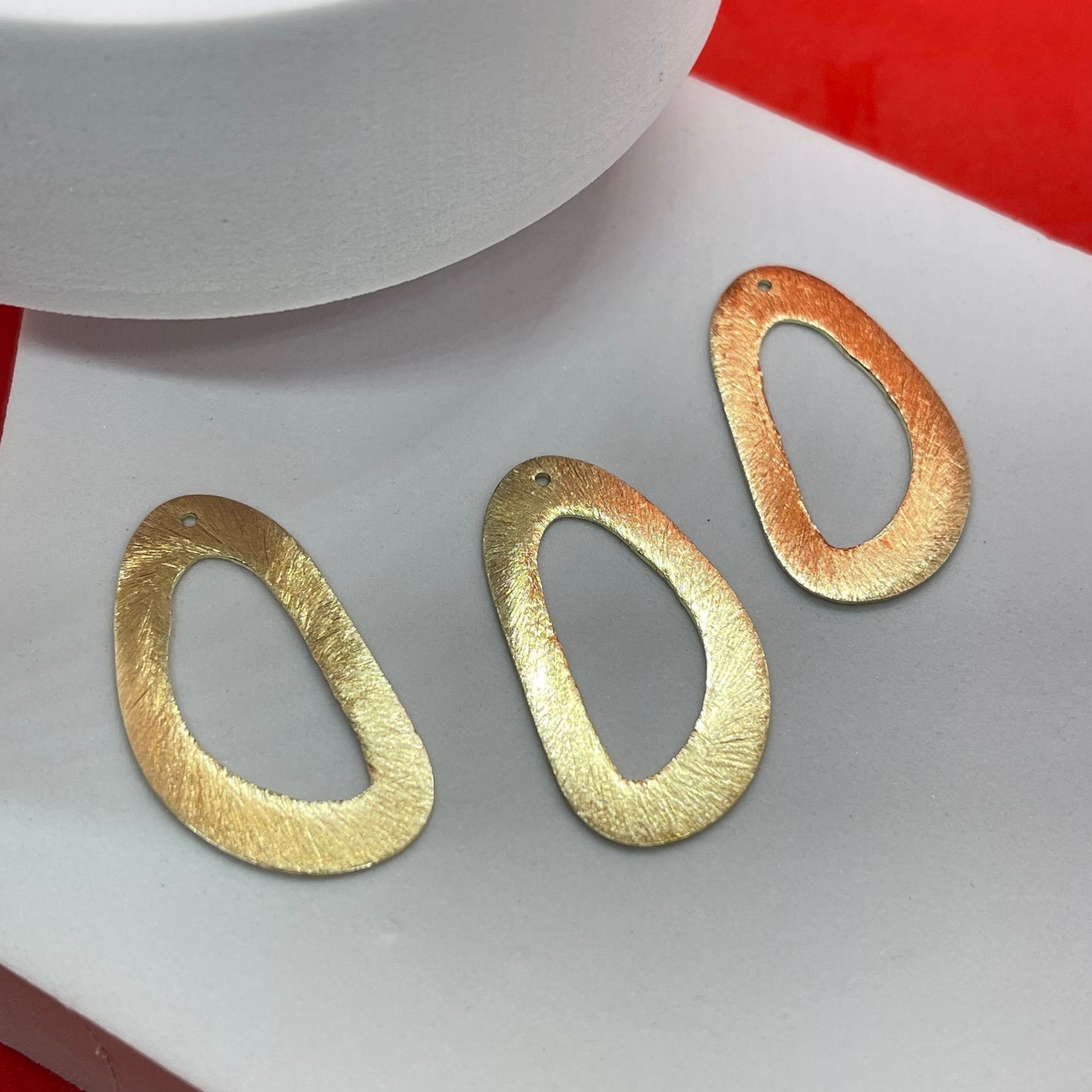 Material: Enchape de oro Hindu 18k Dimensión: 20x38mm Color: dorado SKU: 106841 Cantidad: 1 pieza por paquete El color puede ser diferente al de la imagen debido a los diferentes dispositivos de visualización y la alteración de la imagen. Este material es duradero. Para prolongar su longevidad, evite exponerlo al agua, lociones, perfumes o cualquier otro producto químico. —————— The color may be different from the image due to different display devices and image alteration. This material is d