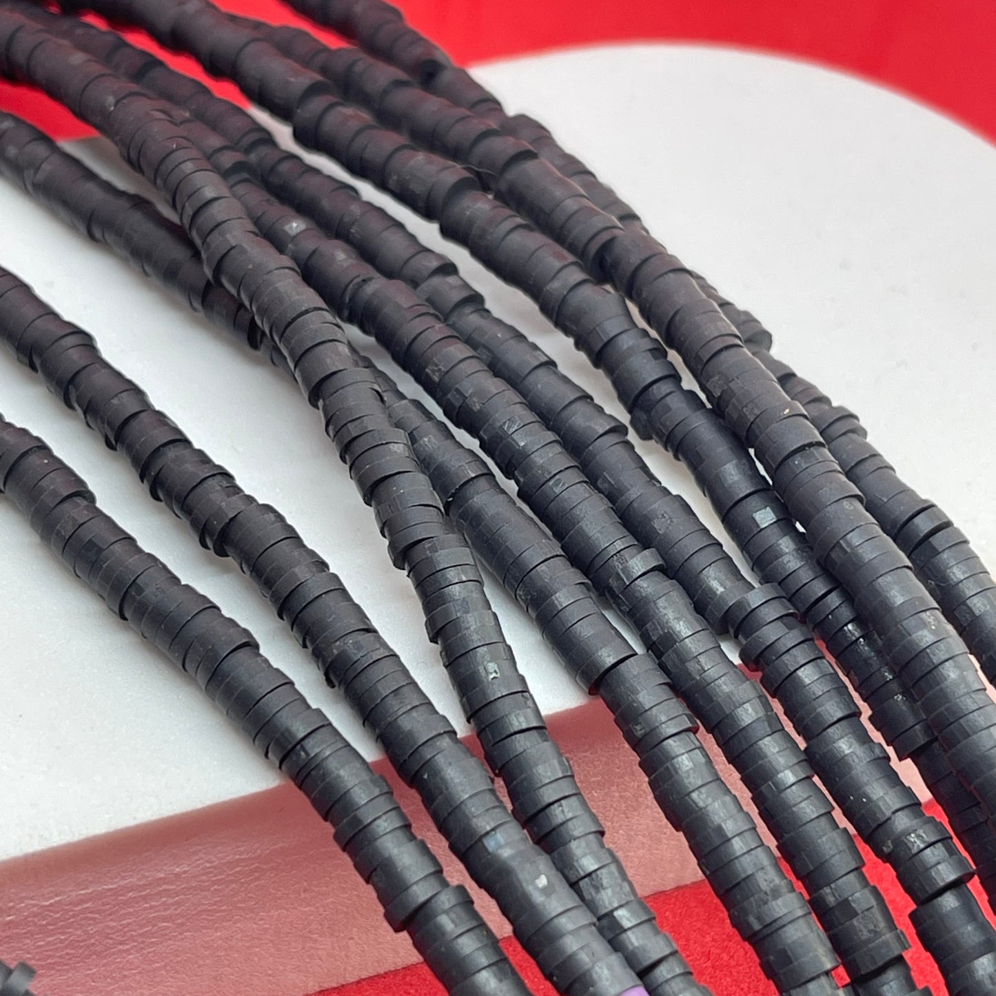 Material: Polymer Clay Dimensión: 4mm Color: negro SKU: 106230 Cantidad: 1 strand El color puede ser diferente al de la imagen debido a los diferentes dispositivos de visualización y la alteración de la imagen. Este material es duradero. Para prolongar su longevidad, evite exponerlo al agua, lociones, perfumes o cualquier otro producto químico. —————— The color may be different from the image due to different display devices and image alteration. This material is durable. To prolong its longe