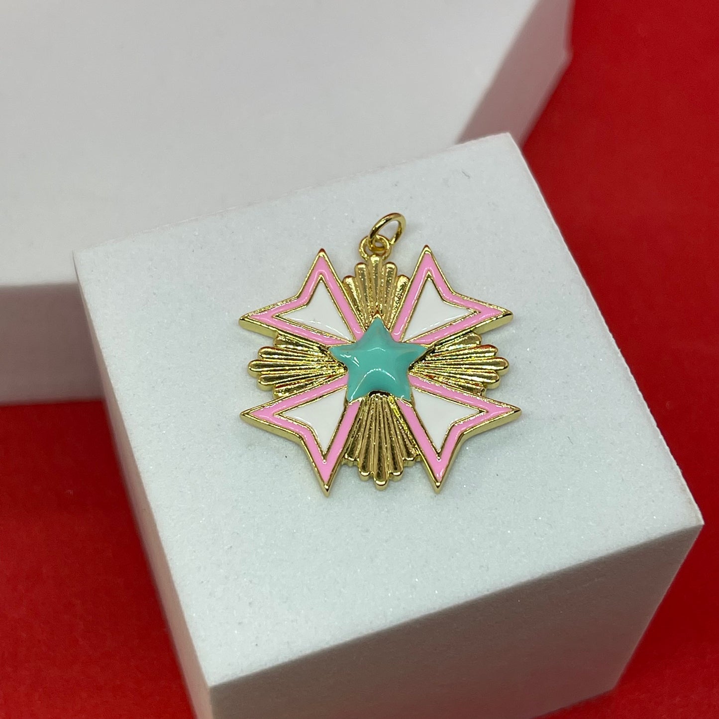 Material: Gold Plated Dimensión: 1 pulgada Color: dorado con azul turquesa,blanco y rosado SKU: 106188 Cantidad: 1 piezas por paquete El color puede ser diferente al de la imagen debido a los diferentes dispositivos de visualización y la alteración de la imagen. Este material es duradero. Para prolongar su longevidad, evite exponerlo al agua, lociones, perfumes o cualquier otro producto químico. —————— The color may be different from the image due to different display devices and image alteration