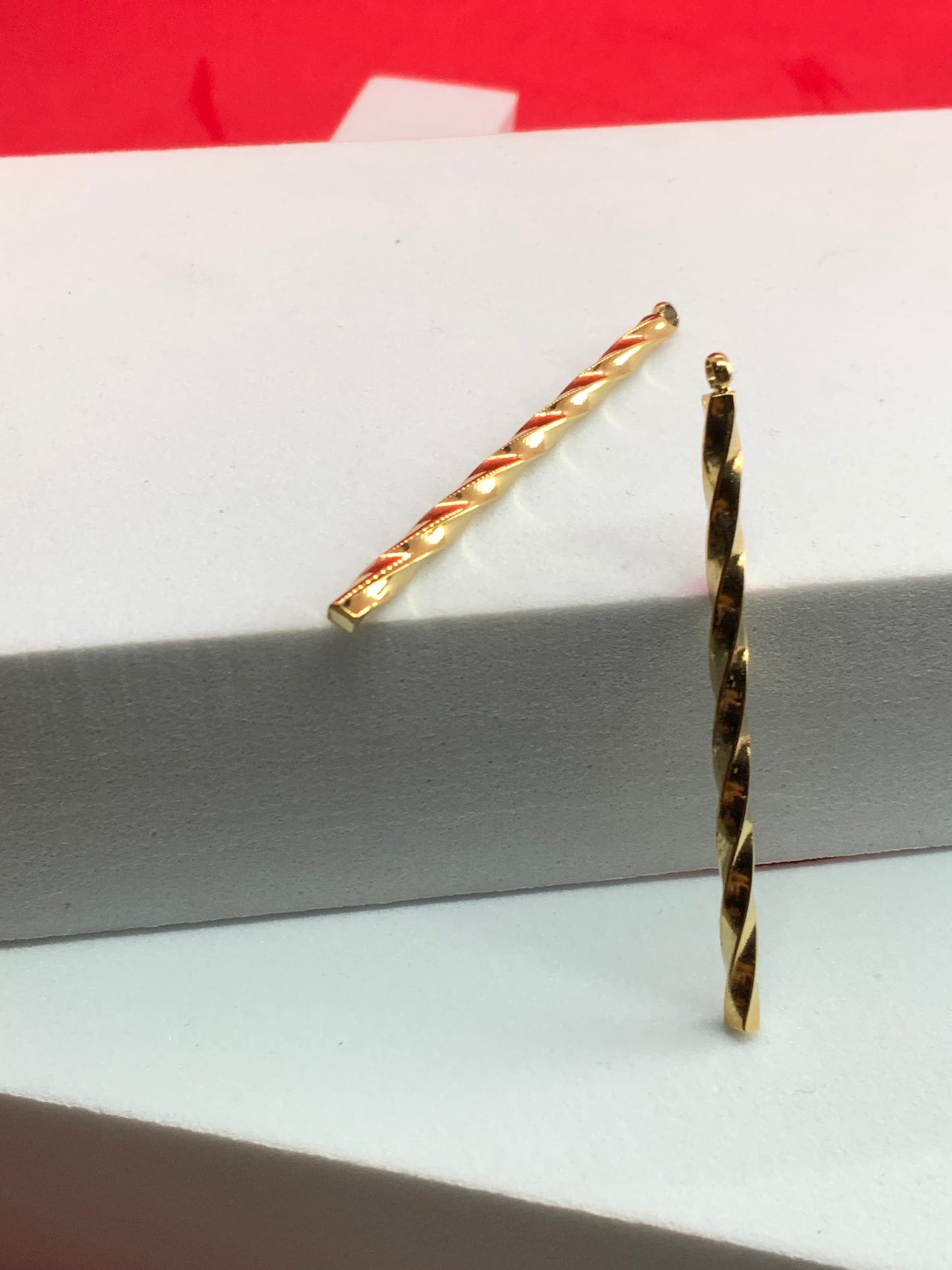 Material: Gold Plated Dimensión: 2 inch Color: dorado SKU: 103973 Cantidad: 1 por paquete El color puede ser diferente al de la imagen debido a los diferentes dispositivos de visualización y la alteración de la imagen. Este material es duradero. Para prolongar su longevidad, evite exponerlo al agua, lociones, perfumes o cualquier otro producto químico. —————— The color may be different from the image due to different display devices and image alteration. This material is durable. To prolong i