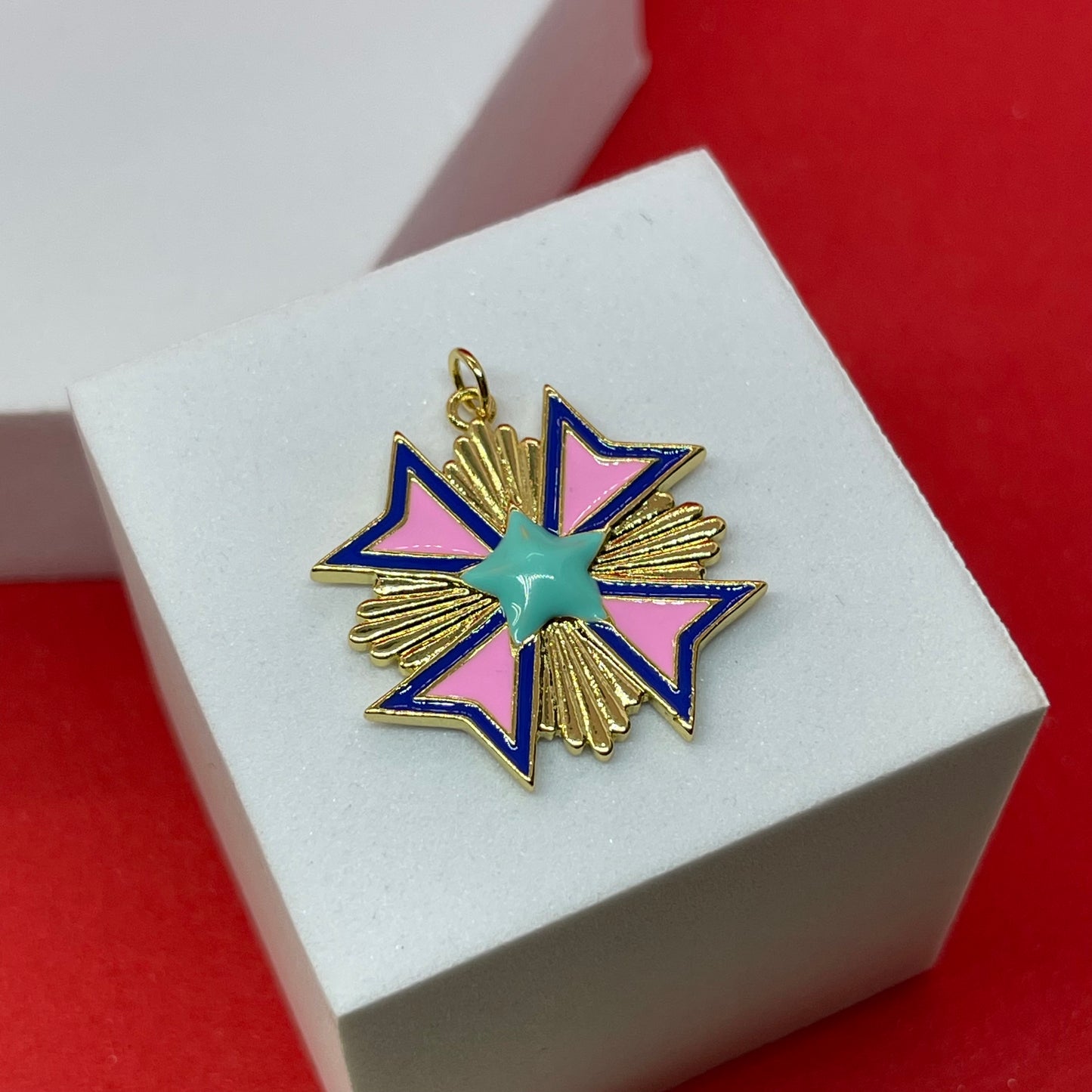 Material: Gold Plated Dimensión: 1 pulgada Color: dorado con azul turquesa,azul cobaldo y rosado SKU: 106188 Cantidad: 1 piezas por paquete El color puede ser diferente al de la imagen debido a los diferentes dispositivos de visualización y la alteración de la imagen. Este material es duradero. Para prolongar su longevidad, evite exponerlo al agua, lociones, perfumes o cualquier otro producto químico. —————— The color may be different from the image due to different display devices and image alte