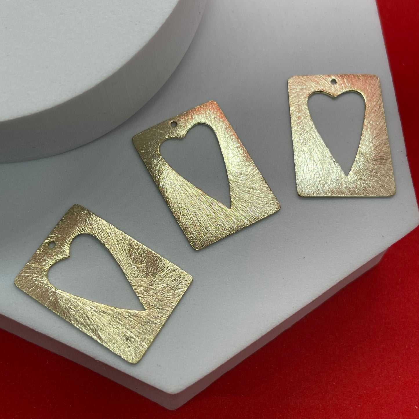 Material: Enchape de oro Hindu 18k Dimensión: 30x22mm Color: dorado SKU: 104292 Cantidad: 1 pieza por paquete El color puede ser diferente al de la imagen debido a los diferentes dispositivos de visualización y la alteración de la imagen. Este material es duradero. Para prolongar su longevidad, evite exponerlo al agua, lociones, perfumes o cualquier otro producto químico. —————— The color may be different from the image due to different display devices and image alteration. This material is d