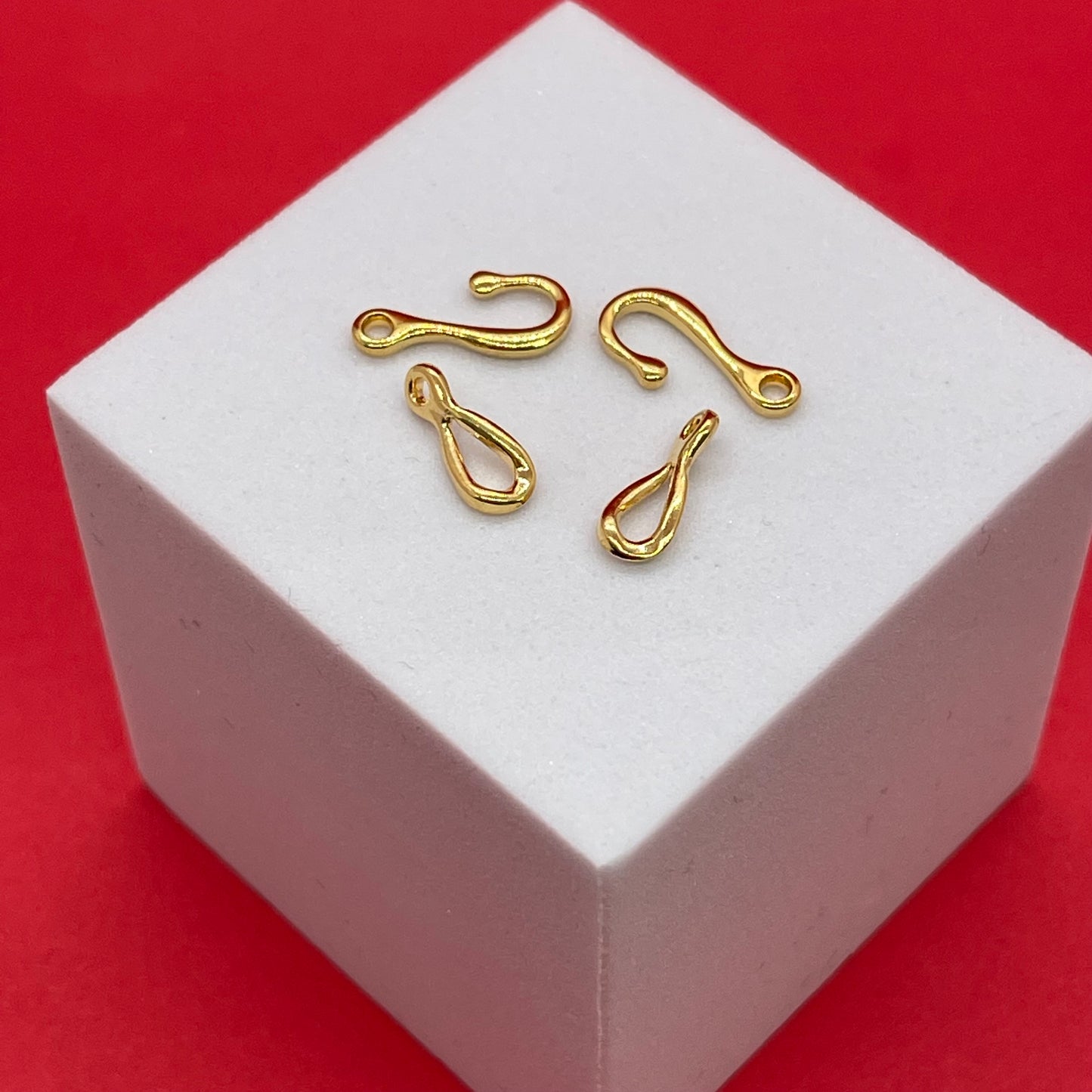 Cerradura estilo Garfio Material: Enchape de oro 18k Dimensión: 12mm Color: dorado Cantidad: 2 pares SKU: 105156 El color puede ser diferente al de la imagen debido a los diferentes dispositivos de visualización y la alteración de la imagen. Este material es duradero. Para prolongar su longevidad, evite exponerlo al agua, lociones, perfumes o cualquier otro producto químico. —————— The color may be different from the image due to different display devices and image alteration. This material