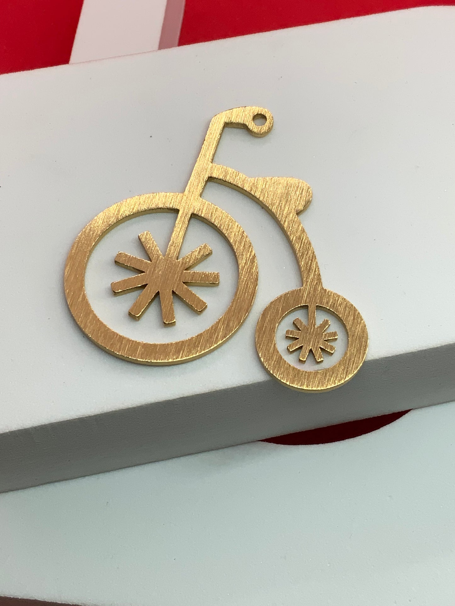 Material: Gold Plated Dimensión: 50mm Color: dorado SKU: 106386 Cantidad: 1 pieza por paquete El color puede ser diferente al de la imagen debido a los diferentes dispositivos de visualización y la alteración de la imagen. Este material es duradero. Para prolongar su longevidad, evite exponerlo al agua, lociones, perfumes o cualquier otro producto químico. —————— The color may be different from the image due to different display devices and image alteration. This material is durable. To prolo