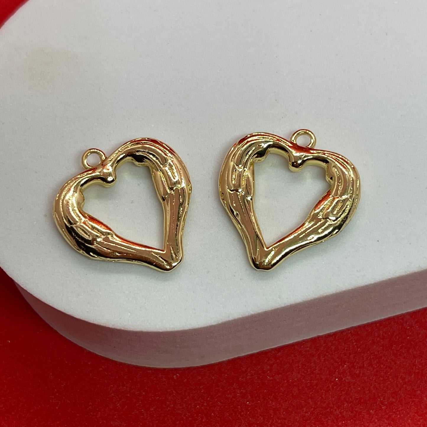 Material: Gold Plated Dimensión: 23mm Color: dorado SKU: 104977 Cantidad: 1 pieza por paquete El color puede ser diferente al de la imagen debido a los diferentes dispositivos de visualización y la alteración de la imagen. Este material es duradero. Para prolongar su longevidad, evite exponerlo al agua, lociones, perfumes o cualquier otro producto químico. —————— The color may be different from the image due to different display devices and image alteration. This material is durable. To prolo