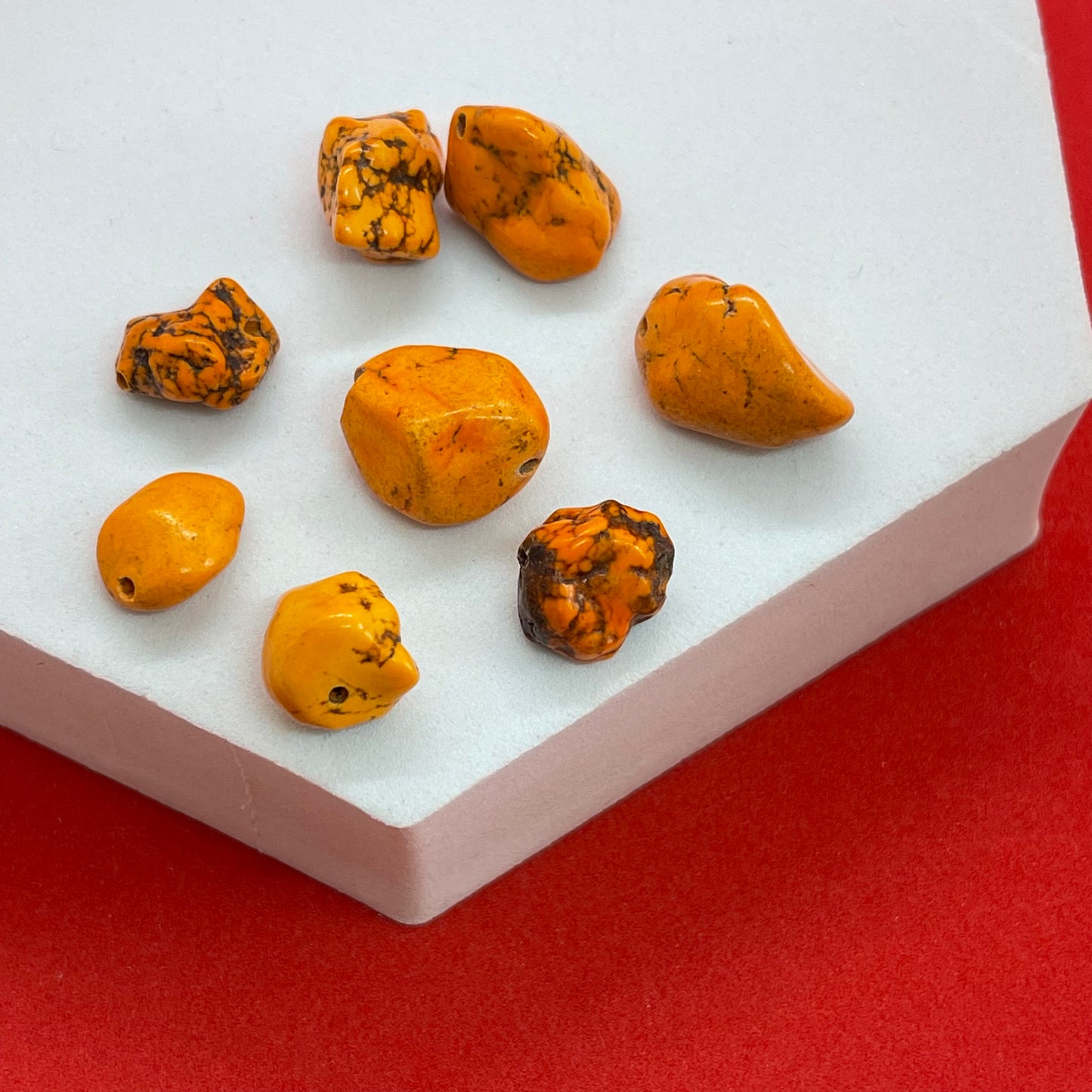 Material: Howlite Dimensión: Varios Tamaños Desde 10mm Al 14mm Color: Naranja Con Detalles En Marrón Cantidad: 4 Piezas Por Paquete SKU: 104106 El color puede ser diferente al de la imagen debido a los diferentes dispositivos de visualización y la alteración de la imagen. Este material es duradero. Para prolongar su longevidad, evite exponerlo al agua, lociones, perfumes o cualquier otro producto químico. —————— The color may be different from the image due to different display devices and image a