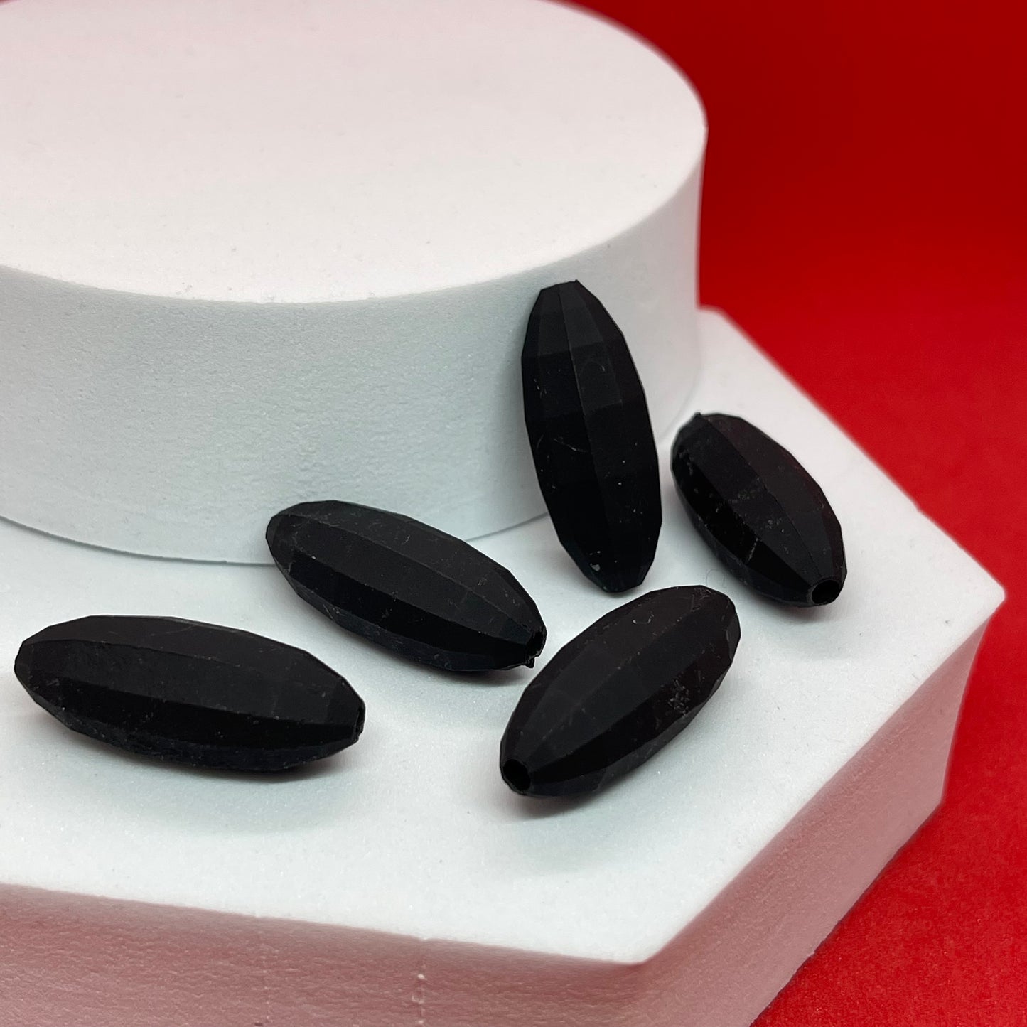 Material: acrilico Dimensión: 1 inch Color: negro SKU: 106721 Cantidad: 5 piezas por paquete El color puede ser diferente al de la imagen debido a los diferentes dispositivos de visualización y la alteración de la imagen. Este material es duradero. Para prolongar su longevidad, evite exponerlo al agua, lociones, perfumes o cualquier otro producto químico. —————— The color may be different from the image due to different display devices and image alteration. This material is durable. To prolon