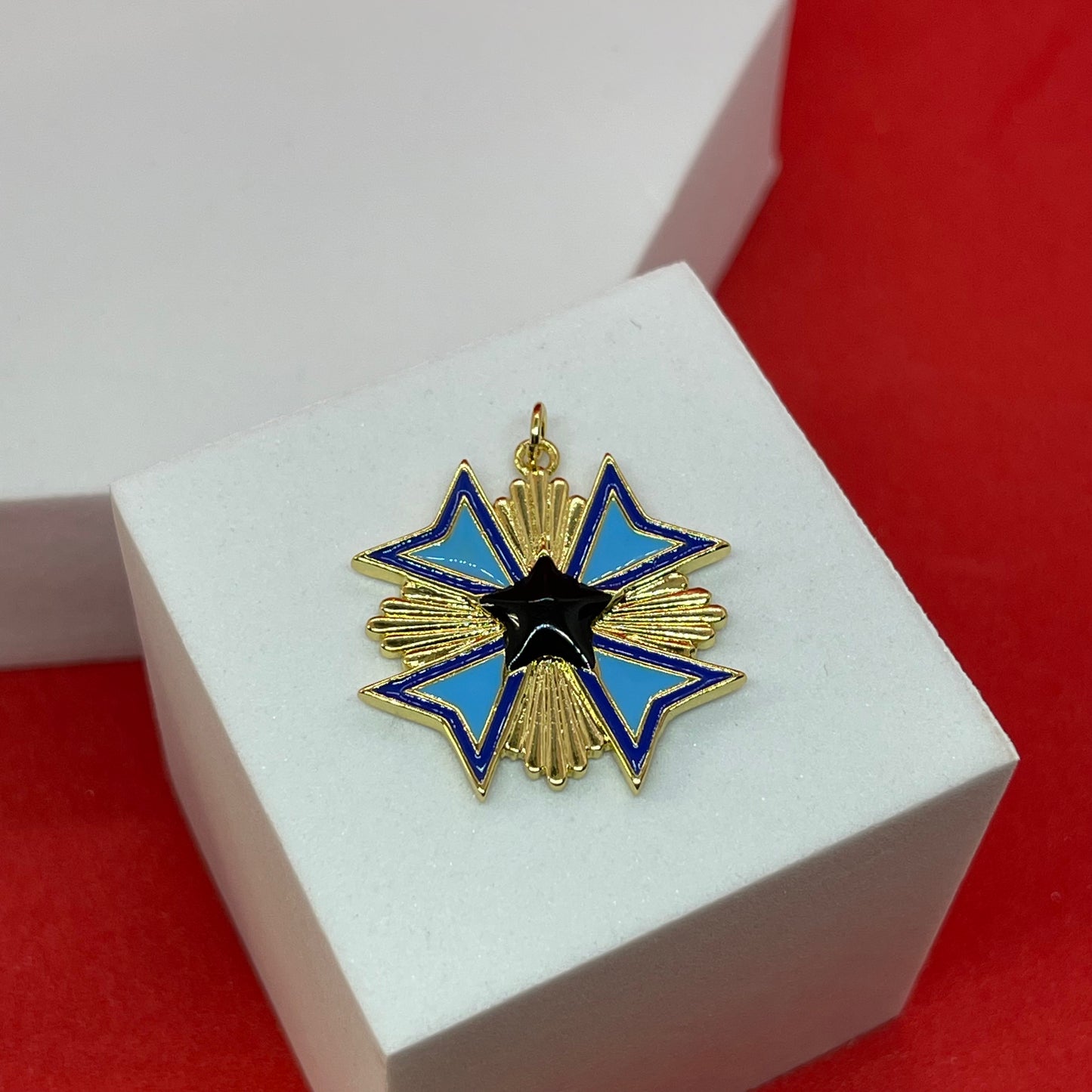 Material: Gold Plated Dimensión: 1 pulgada Color: dorado con azul negro y azul cobalto SKU: 106188 Cantidad: 1 piezas por El color puede ser diferente al de la imagen debido a los diferentes dispositivos de visualización y la alteración de la imagen. Este material es duradero. Para prolongar su longevidad, evite exponerlo al agua, lociones, perfumes o cualquier otro producto químico. —————— The color may be different from the image due to different display devices and image alteration. This