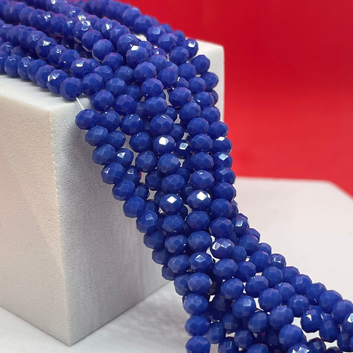 Material: cristal Color: azul cobalto opaco size: 4mm SKU: 106692 Cantidad: 1 strand El color puede ser diferente al de la imagen debido a los diferentes dispositivos de visualización y la alteración de la imagen. Este material es duradero. Para prolongar su longevidad, evite exponerlo al agua, lociones, perfumes o cualquier otro producto químico. —————— The color may be different from the image due to different display devices and image alteration. This material is durable. To prolong its lo