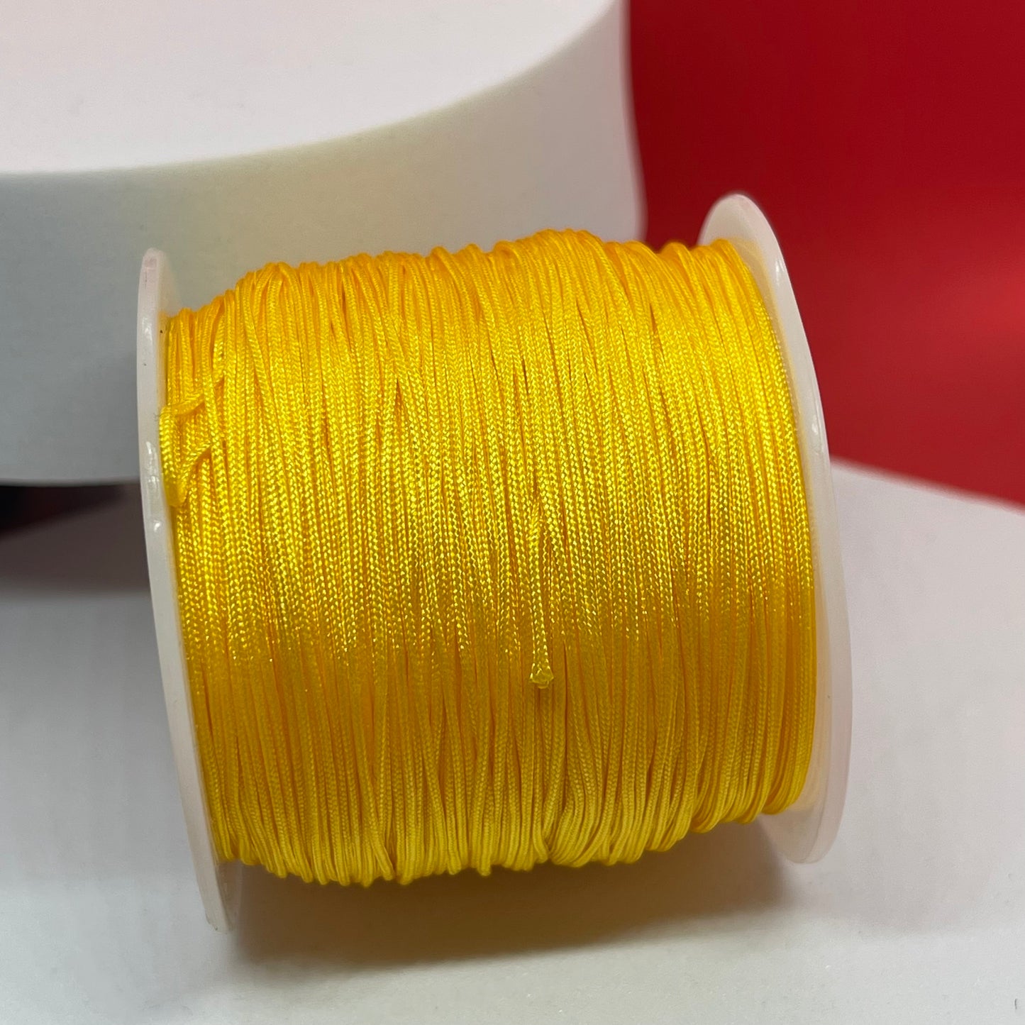 Material: nylon Dimensión: .8mm Color: amarillo Cantidad: 1 rollo - 49 yds SKU: 106643 El color puede ser diferente al de la imagen debido a los diferentes dispositivos de visualización y la alteración de la imagen. Este material es duradero. Para prolongar su longevidad, evite exponerlo al agua, lociones, perfumes o cualquier otro producto químico. —————— The color may be different from the image due to different display devices and image alteration. This material is durable. To prolong its