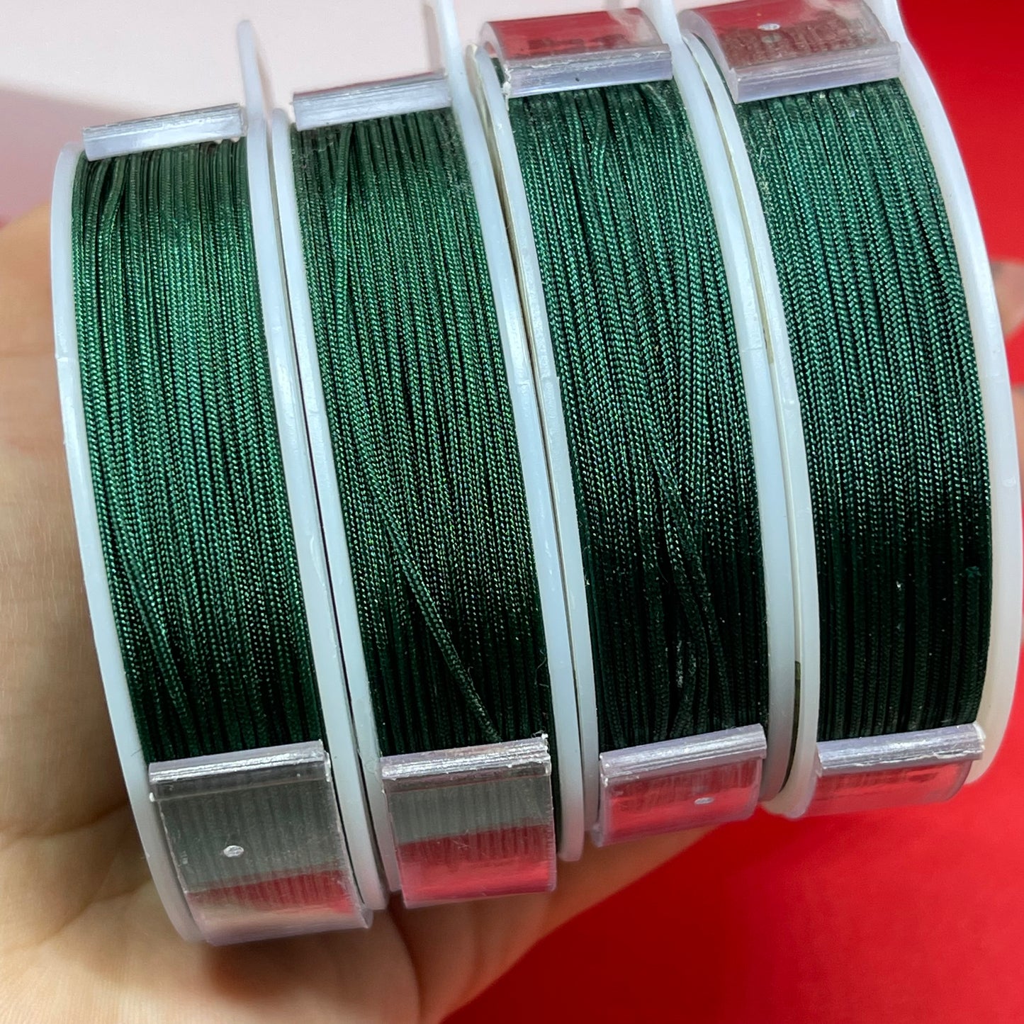 Material: Nylon Dimensión: .8mm Color: Verde Oscuro SKU: 10183 Cantidad: 1 pieza El color puede ser diferente al de la imagen debido a los diferentes dispositivos de visualización y la alteración de la imagen. Este material es duradero. Para prolongar su longevidad, evite exponerlo al agua, lociones, perfumes o cualquier otro producto químico. —————— The color may be different from the image due to different display devices and image alteration. This material is durable. To prolong its longev