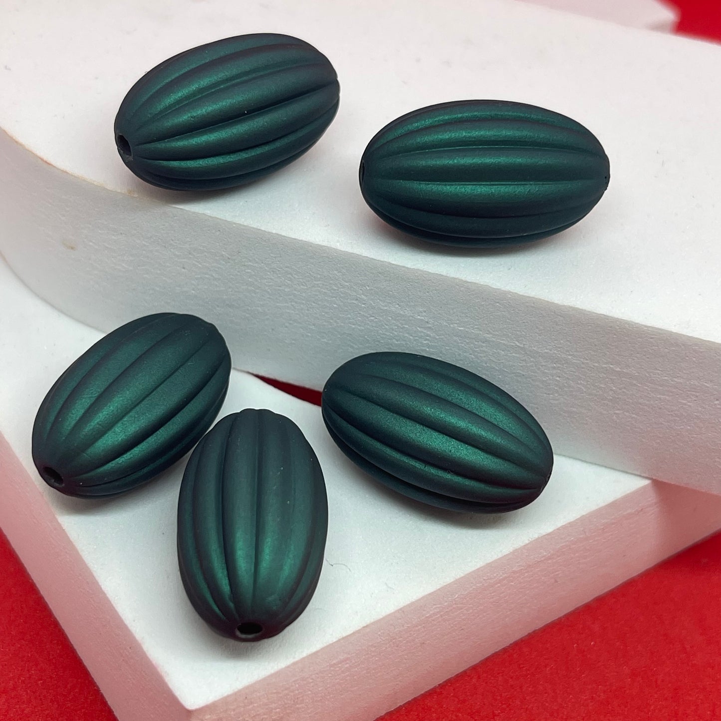 Material: Acrílico Dimensión: 29 mm Color: verde sku: 106287 Cantidad: 5 piezas El color puede ser diferente al de la imagen debido a los diferentes dispositivos de visualización y la alteración de la imagen. Este material es duradero. Para prolongar su longevidad, evite exponerlo al agua, lociones, perfumes o cualquier otro producto químico. —————— The color may be different from the image due to different display devices and image alteration. This material is durable. To prolong its longev