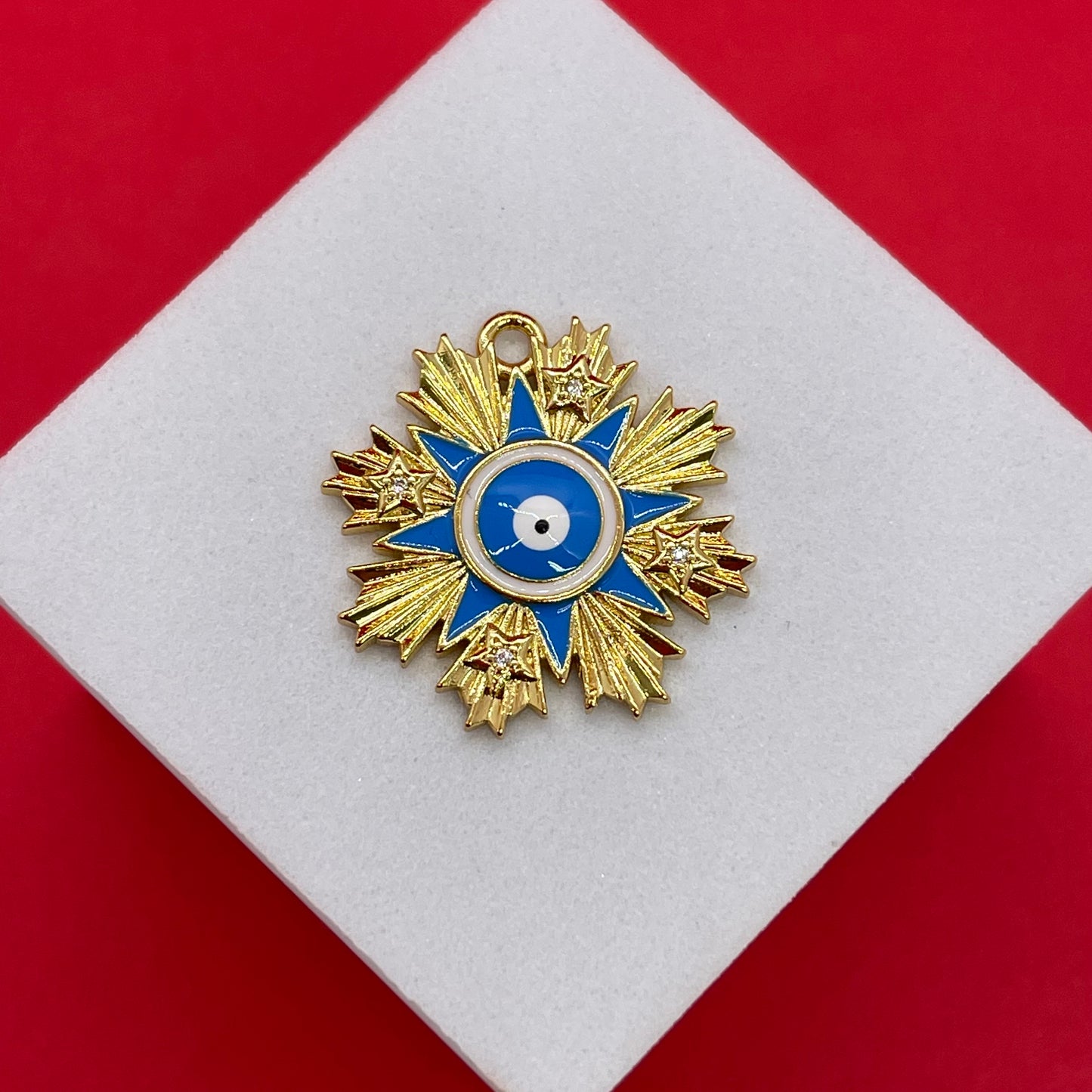 Material: Enchape de oro 18k Dimensión: 22mm Color: dorado Cantidad: 1 pieza SKU: 105989 El color puede ser diferente al de la imagen debido a los diferentes dispositivos de visualización y la alteración de la imagen. Este material es duradero. Para prolongar su longevidad, evite exponerlo al agua, lociones, perfumes o cualquier otro producto químico. —————— The color may be different from the image due to different display devices and image alteration. This material is durable. To prolong i