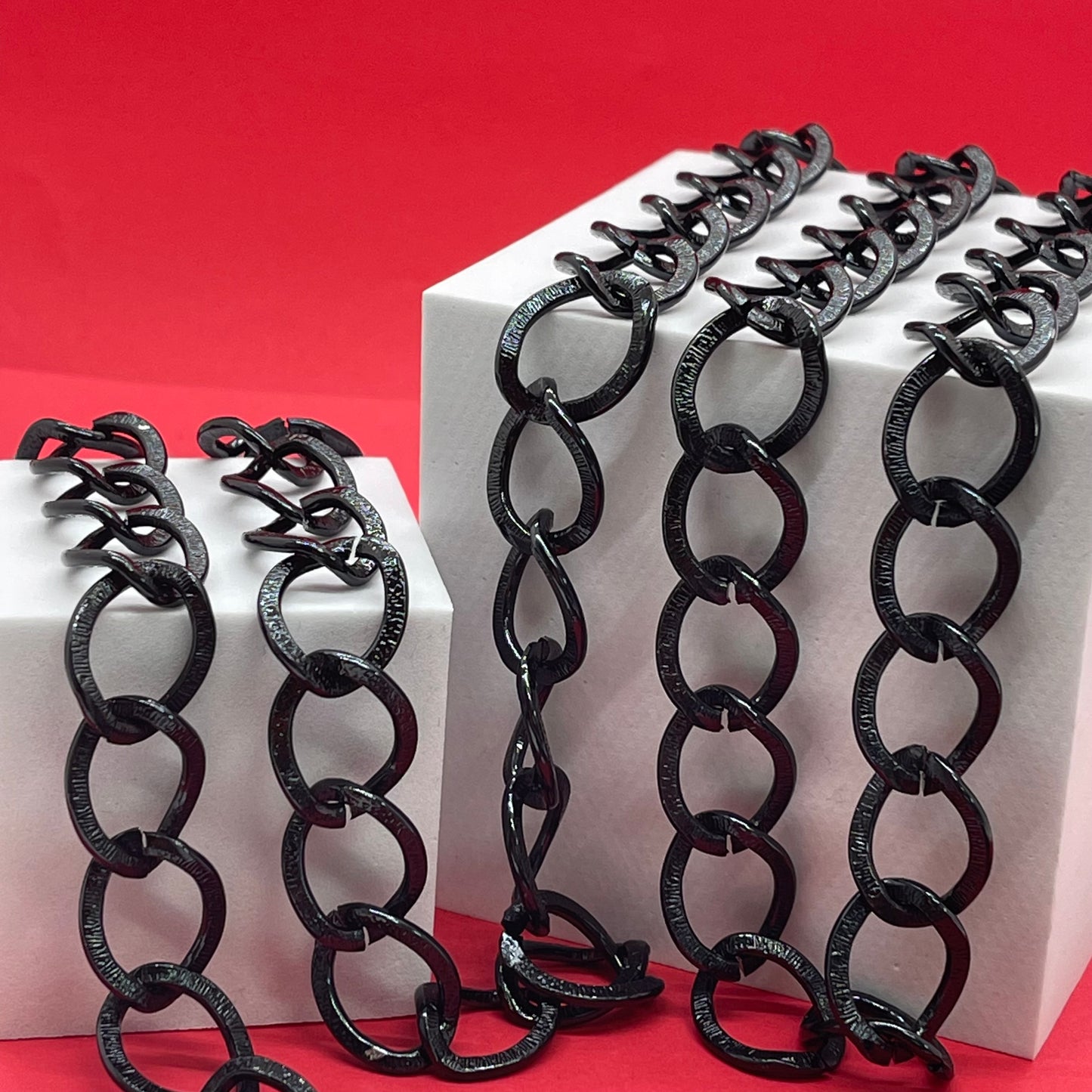 Material: Aluminio Dimensión: .5inc por eslabon Color: dorada Cantidad: 1 yardas SKU:21366 El color puede ser diferente al de la imagen debido a los diferentes dispositivos de visualización y la alteración de la imagen. Este material es duradero. Para prolongar su longevidad, evite exponerlo al agua, lociones, perfumes o cualquier otro producto químico. —————— The color may be different from the image due to different display devices and image alteration. This material is durable. To prolong