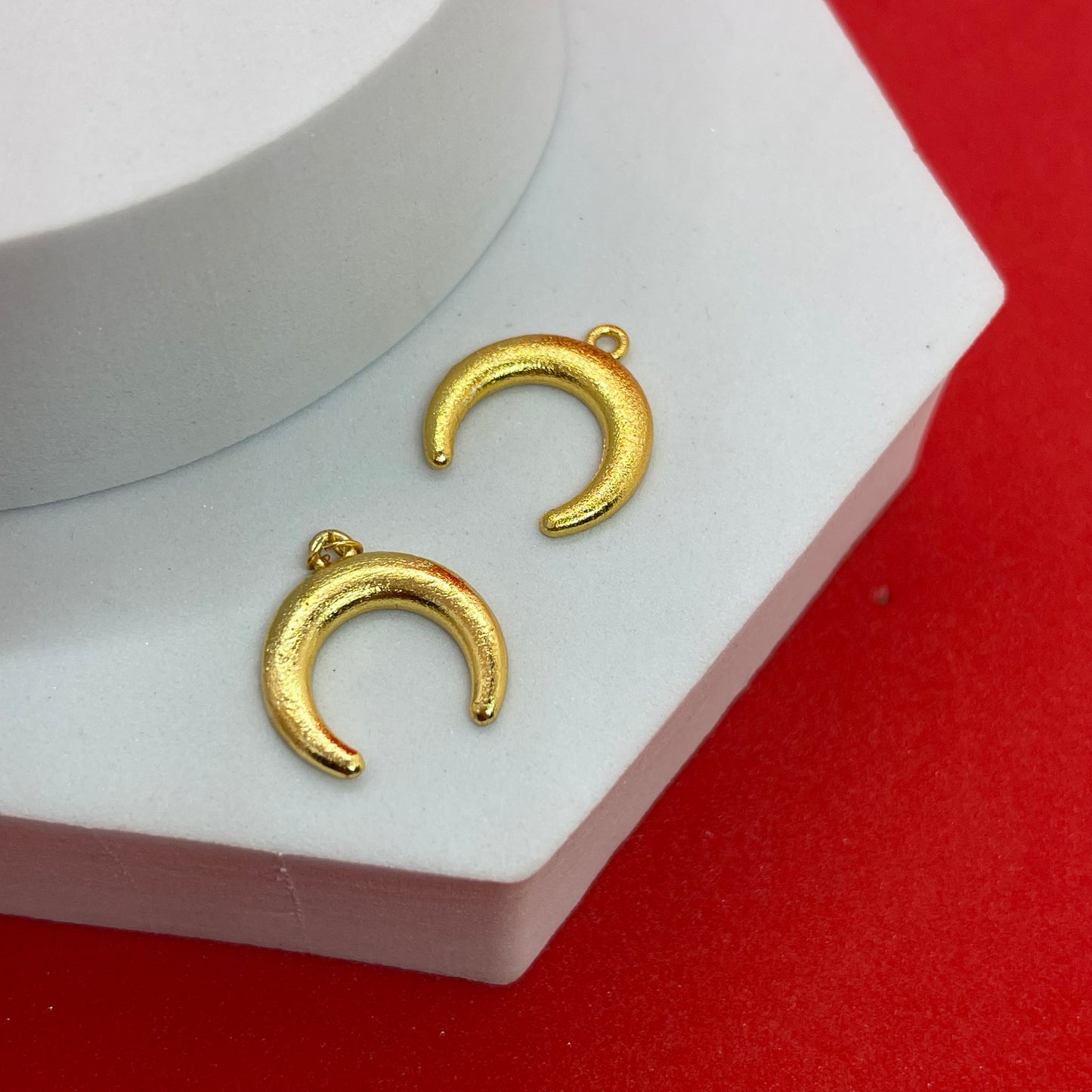 Material: Enchape Turco 24k Dimensión: 1 inch Color: dorado SKU: 103685 Cantidad: 1 pieza por paquete El color puede ser diferente al de la imagen debido a los diferentes dispositivos de visualización y la alteración de la imagen. Este material es duradero. Para prolongar su longevidad, evite exponerlo al agua, lociones, perfumes o cualquier otro producto químico. —————— The color may be different from the image due to different display devices and image alteration. This material is durable.