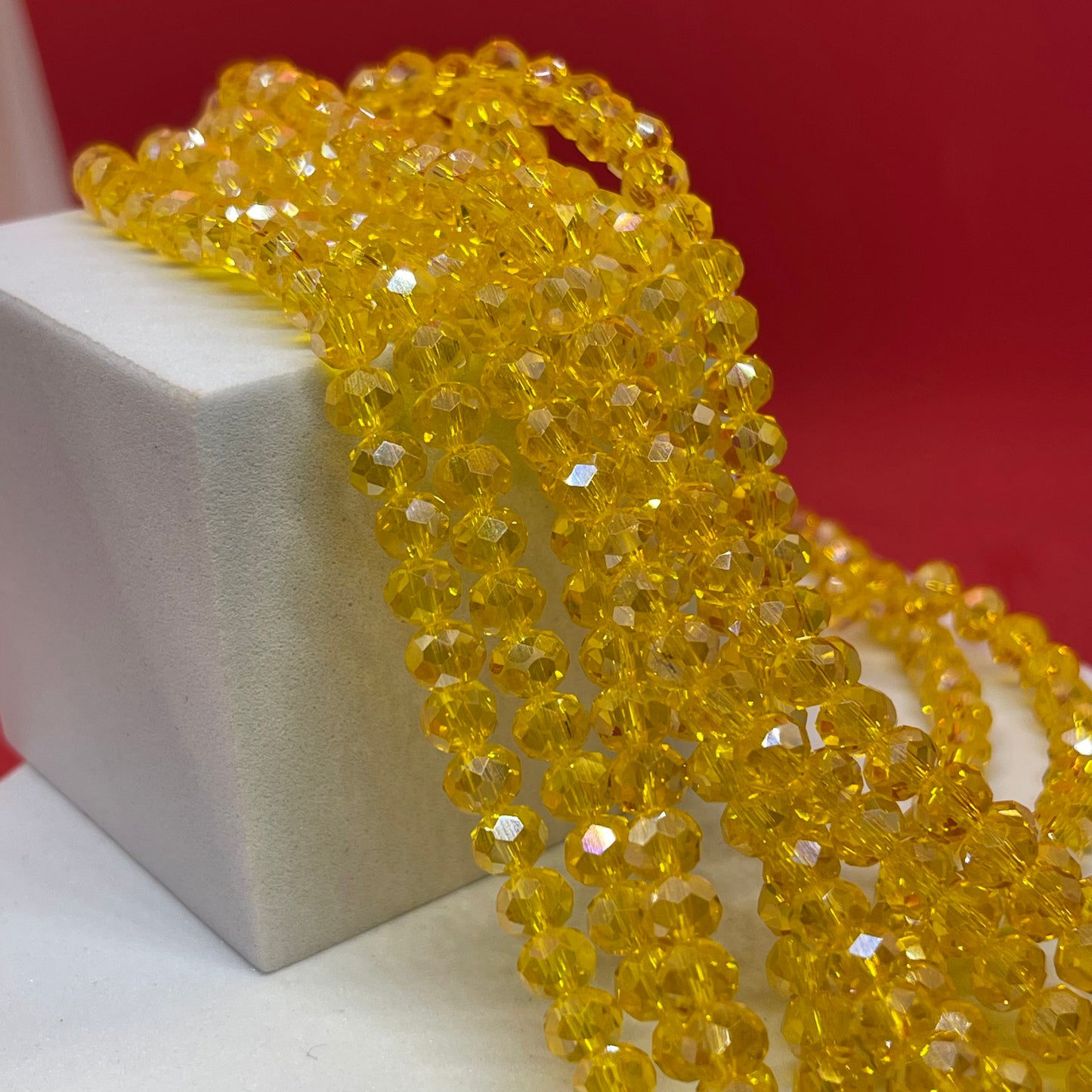 Material: cristal Color: amarillo size: 6mm SKU: 106672 Cantidad: 1 strand El color puede ser diferente al de la imagen debido a los diferentes dispositivos de visualización y la alteración de la imagen. Este material es duradero. Para prolongar su longevidad, evite exponerlo al agua, lociones, perfumes o cualquier otro producto químico. —————— The color may be different from the image due to different display devices and image alteration. This material is durable. To prolong its longevity, a