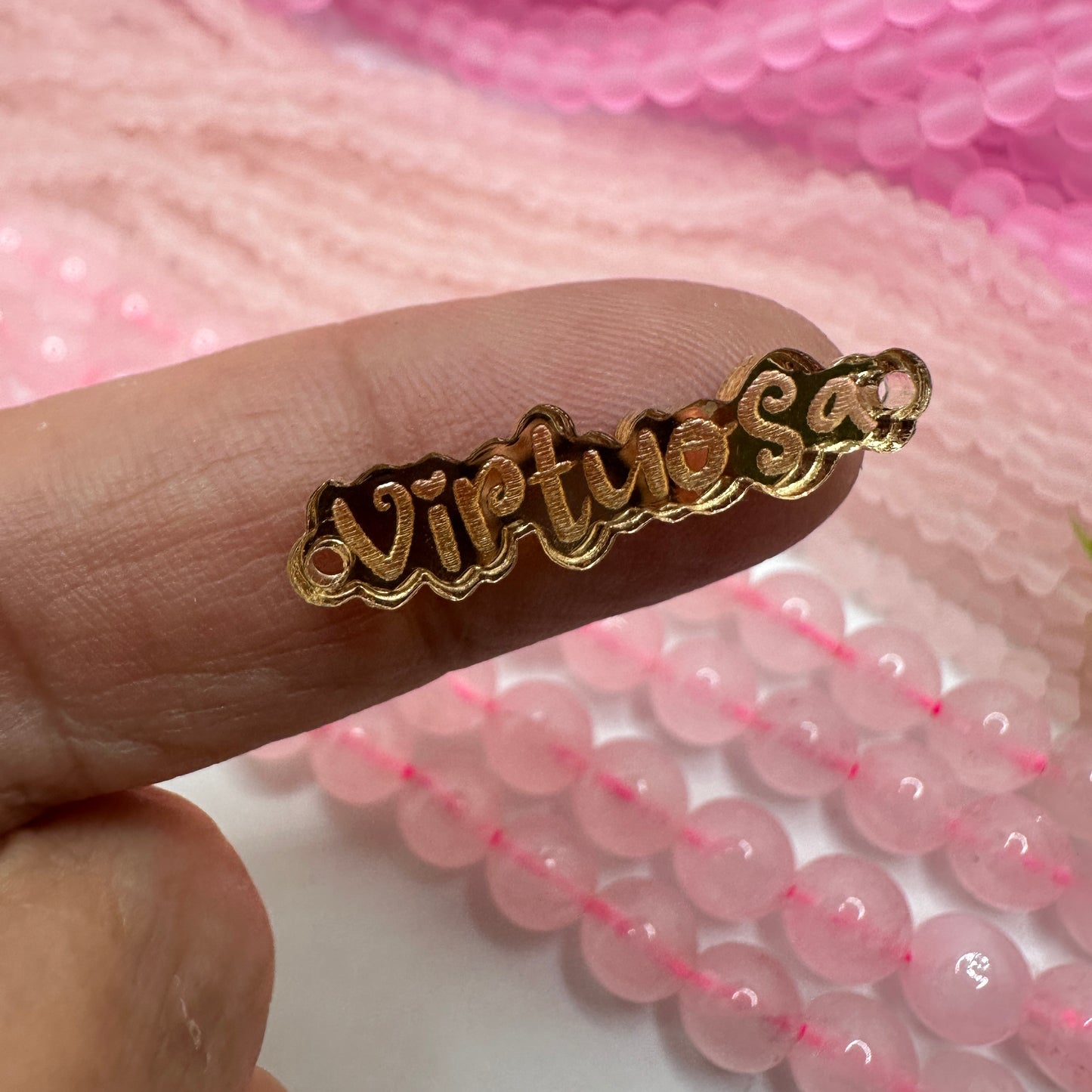 Frase  “Virtuosa” en Acrílico Dorado conector