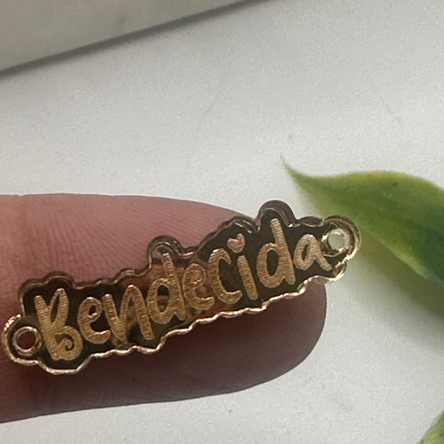 Frase “Bendecida” conector en acrílico dorado