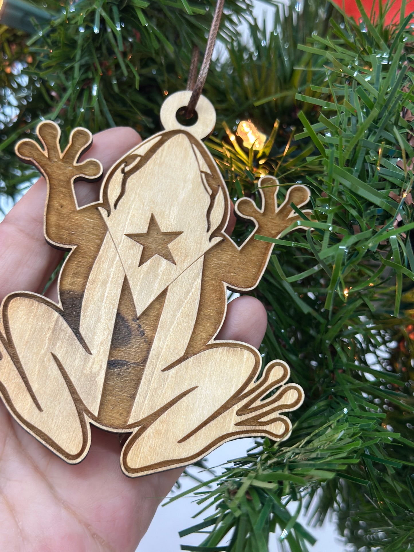 Coquí con Bandera de Puerto Rico engravado en Madera