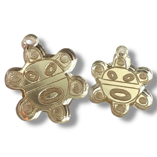 Charm Sol Taino Acrílico Espejo Dorado