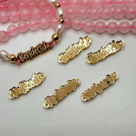 Frase “Bendecida” conector en acrílico dorado