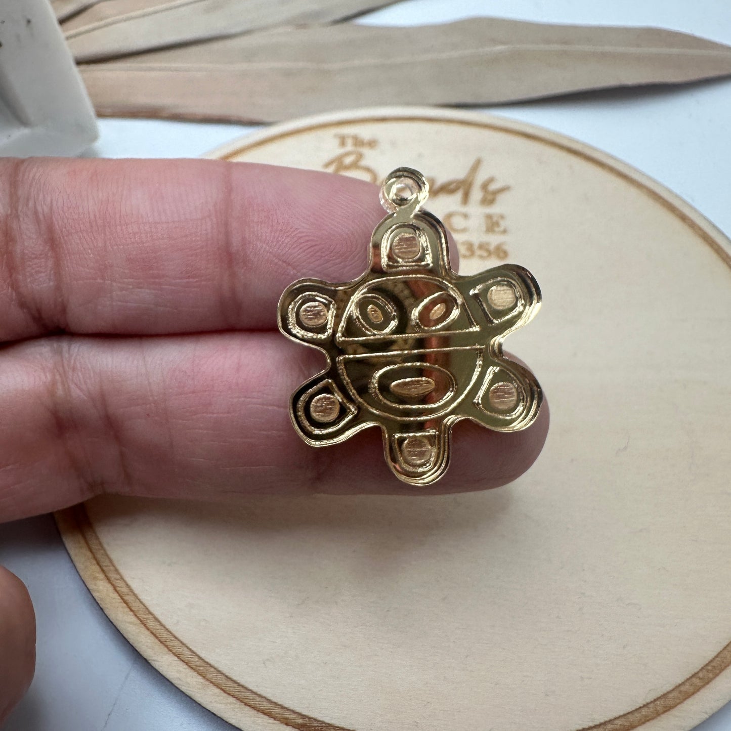 Pendant de Sol Taíno en Acrílico Dorado Espejo