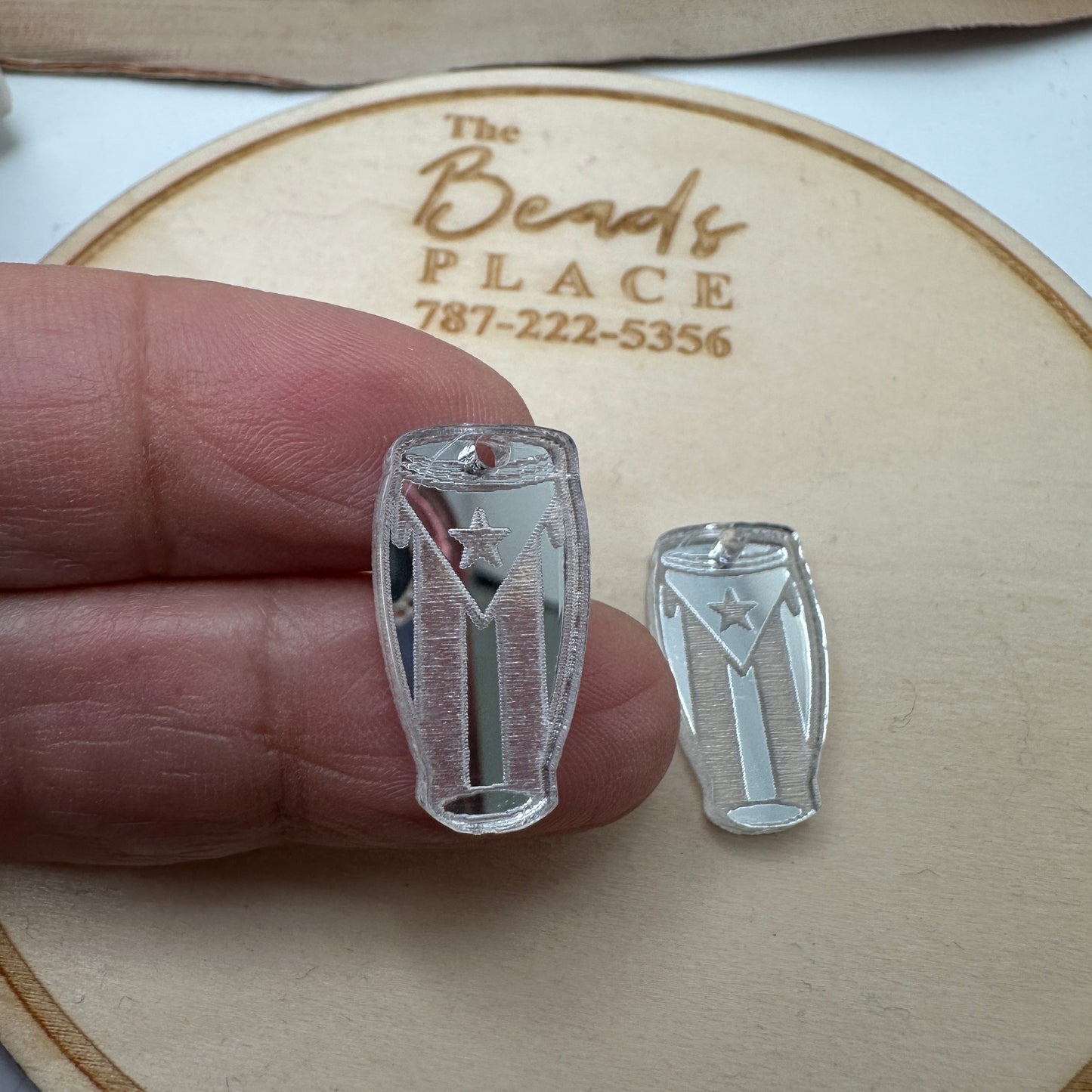 Charm m de Conga con Bandera de Puerto Rico en Acrílico espejo Plata