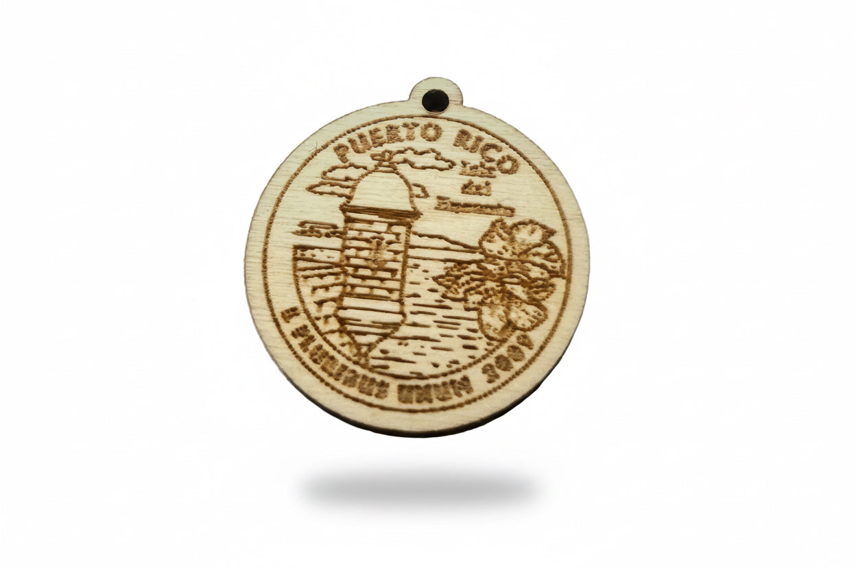 Dije de Moneda Puerto Rico engravado en Madera