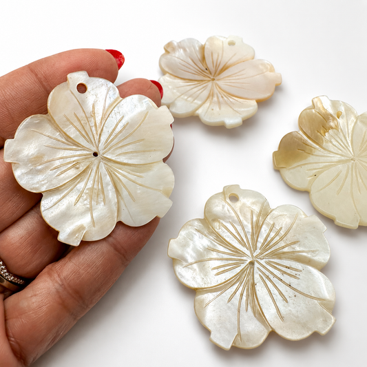 Flor en Nácar Pendant