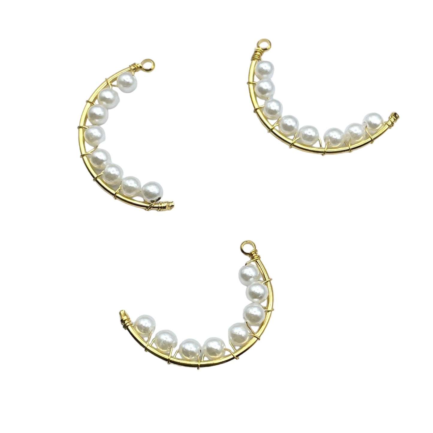 Charm  Gold Plated 18k Luna con Mini Perlas  en Acrílicos