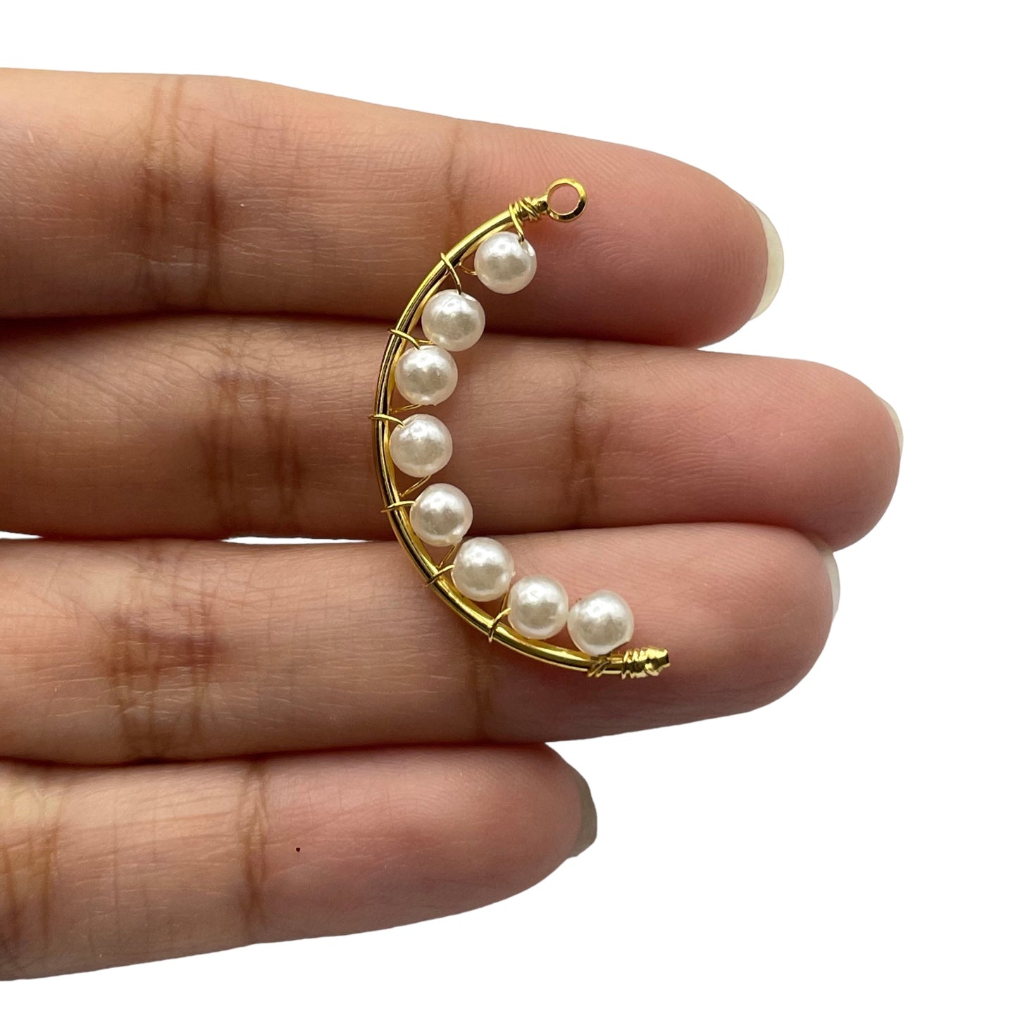 Charm  Gold Plated 18k Luna con Mini Perlas  en Acrílicos