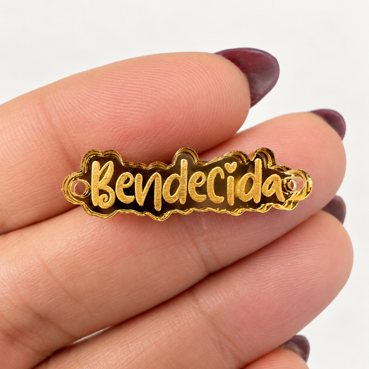 Frase “Bendecida” conector en acrílico dorado
