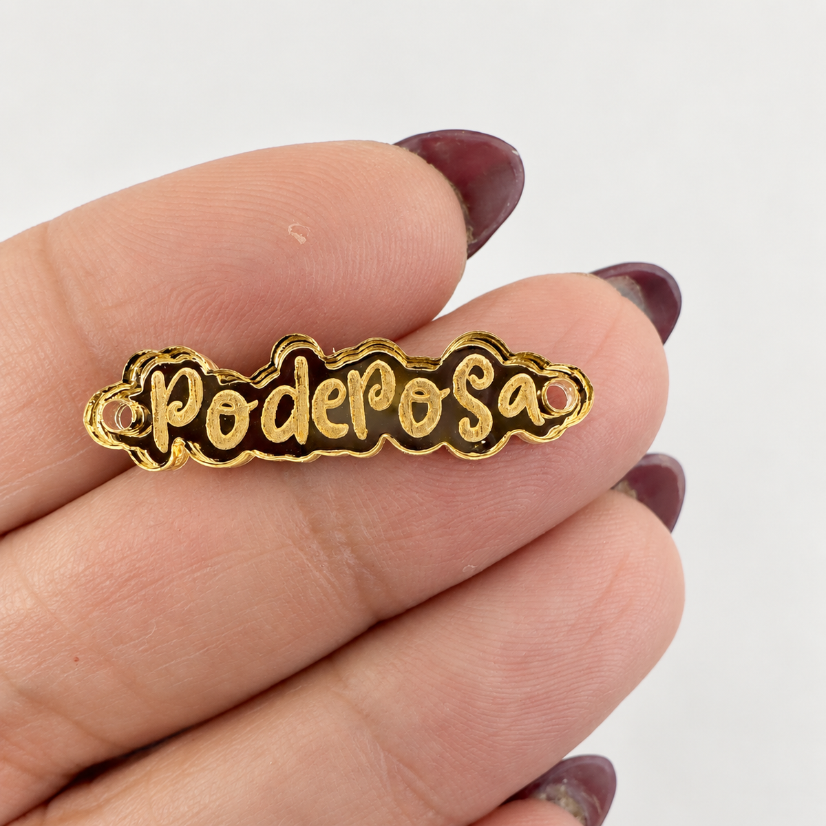 Frase “Poderosa” en Acrílico Dorado