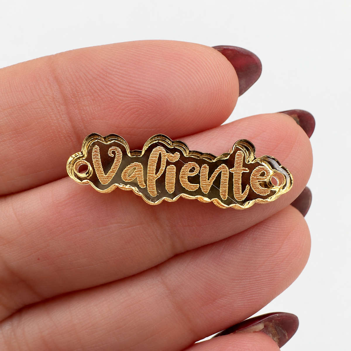 Frase “Valiente” conector en Acrílico