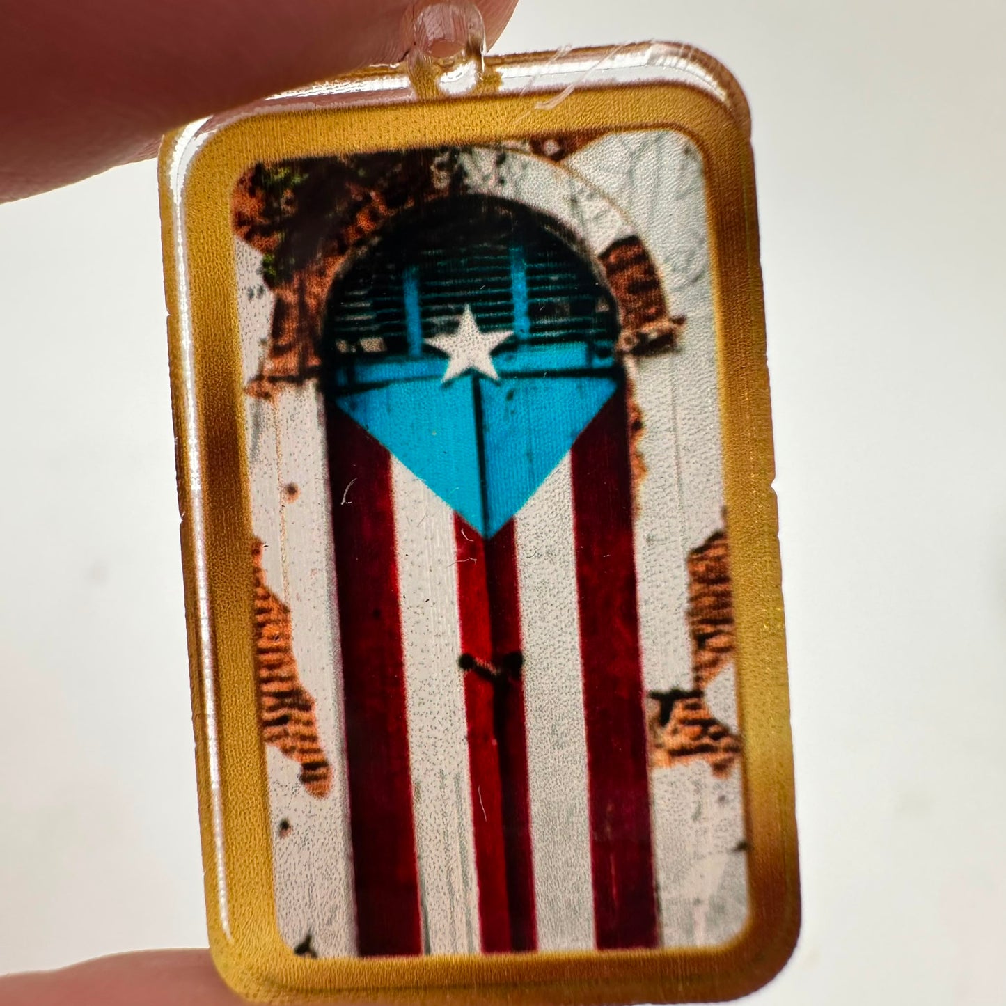 Puerta del Viejo San Juan con la Bandera de Puerto Rico Pendant Acrilico Clear Borde Dorado