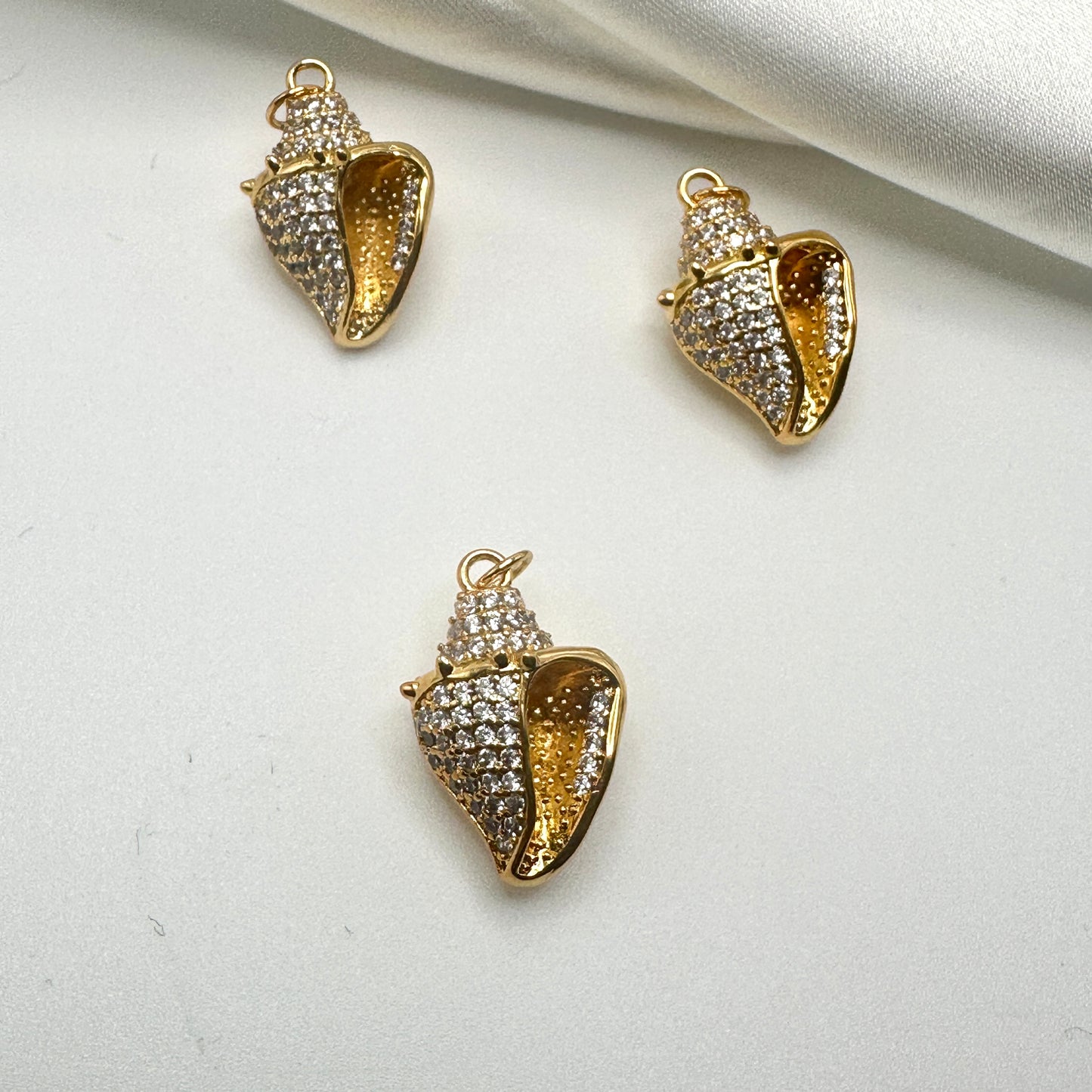 Charm Caracol con Zirconias Gold Plated 18k