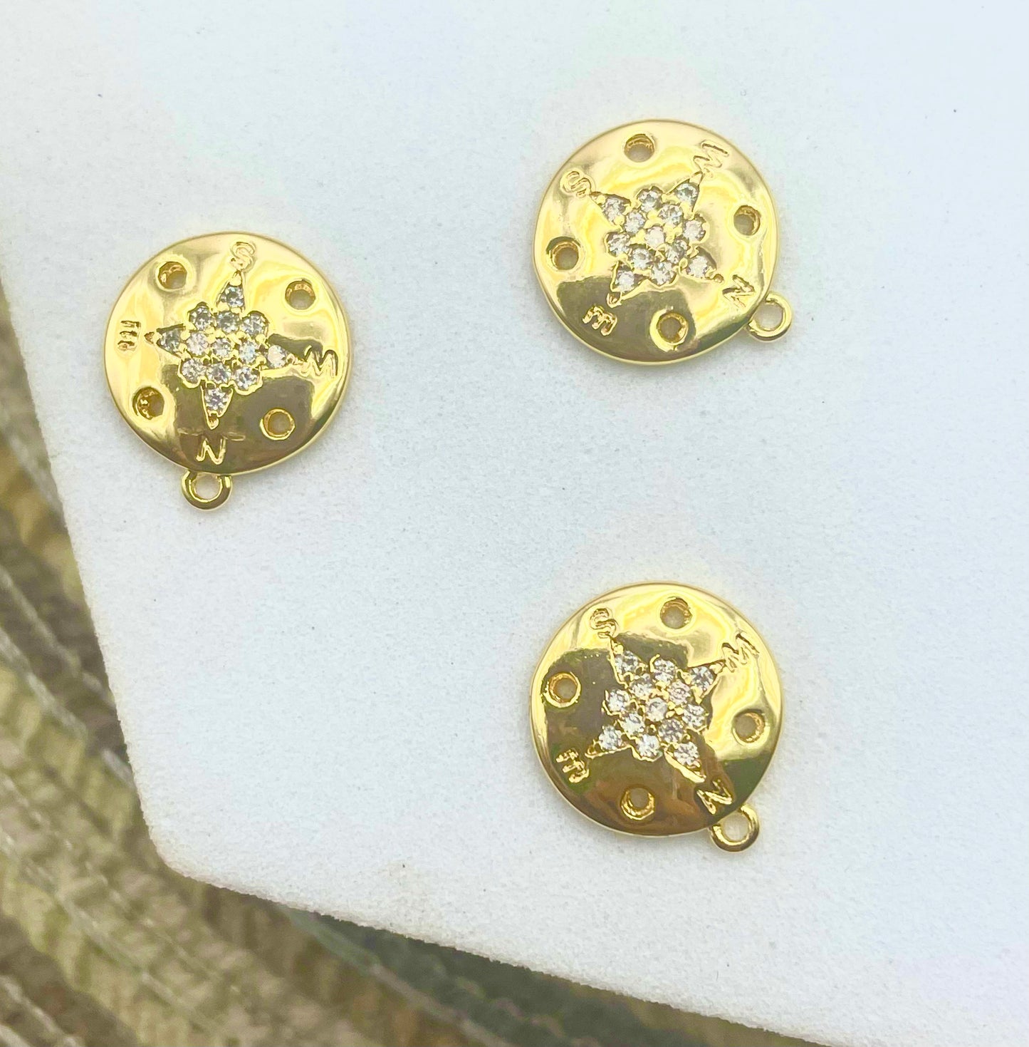Charm Brújula  Gold Plated Micro Pave